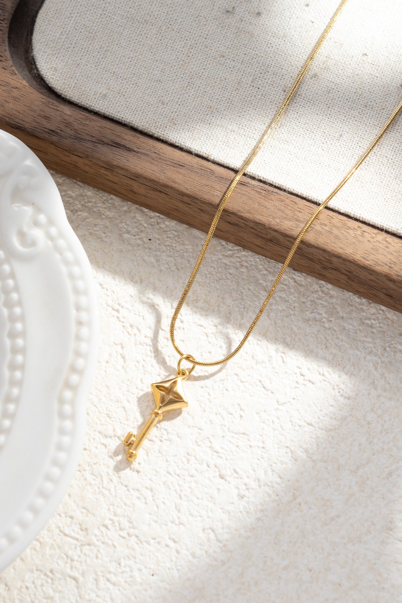 Wholesaler COSMOS - Minimalist golden key necklace for women, chic and trendy, geometric elegance, perfect for everyday gifting