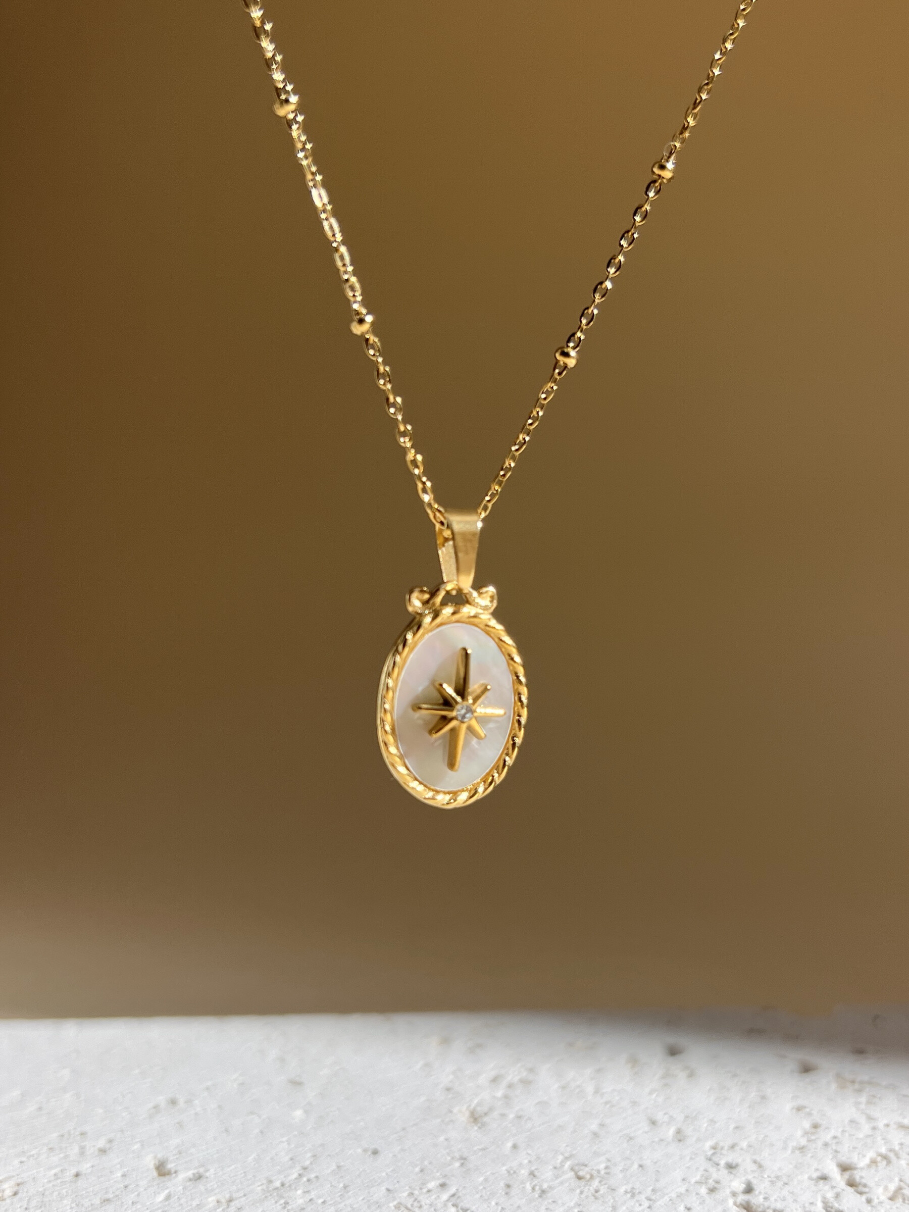 Grossiste COSMOS - Collier chaîne fine pendentif ovale nacre étoile strass en acier