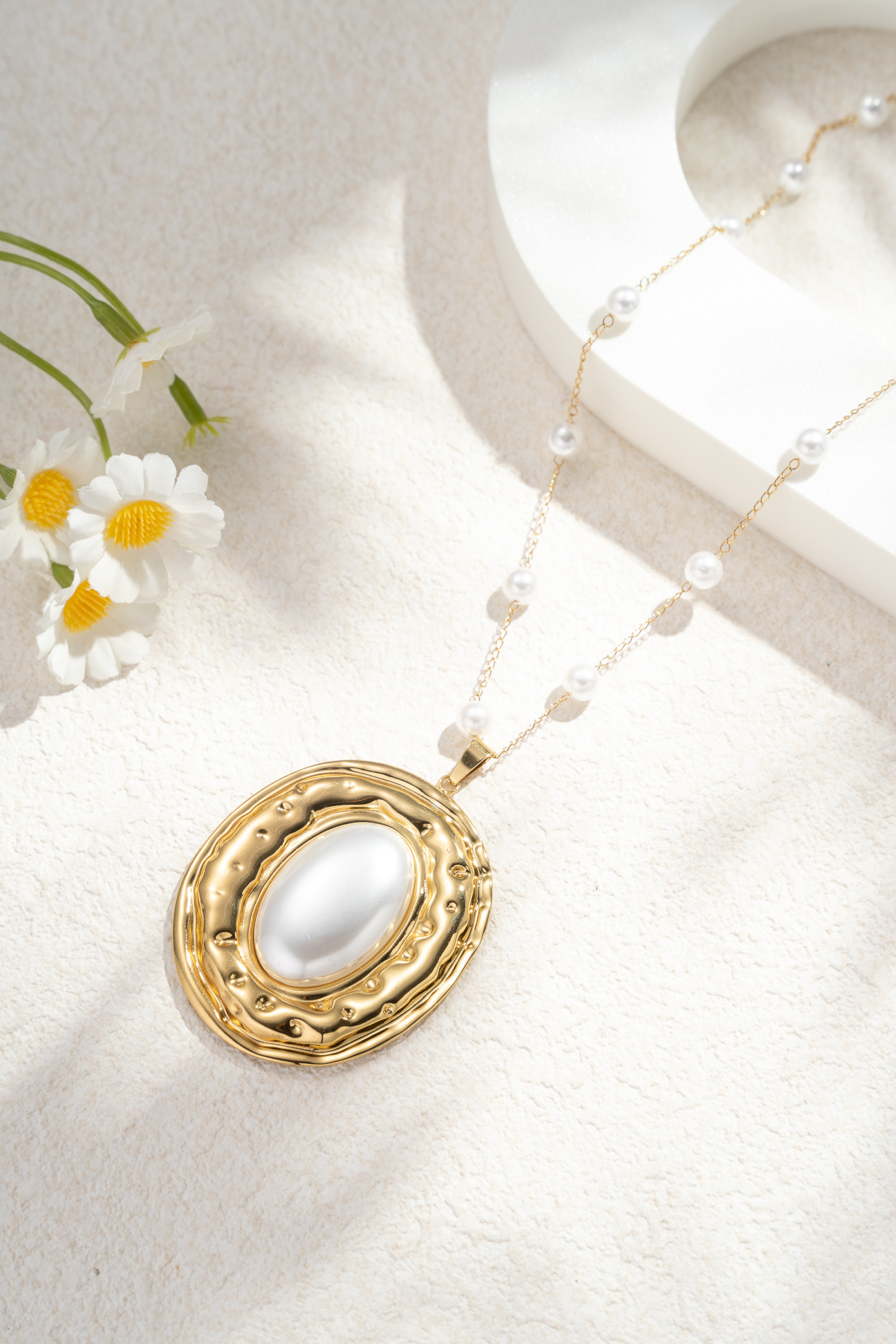 Mayorista COSMOS - Collar de acero inoxidable dorado para mujer con perlas blancas y colgante ovalado con piedra central
