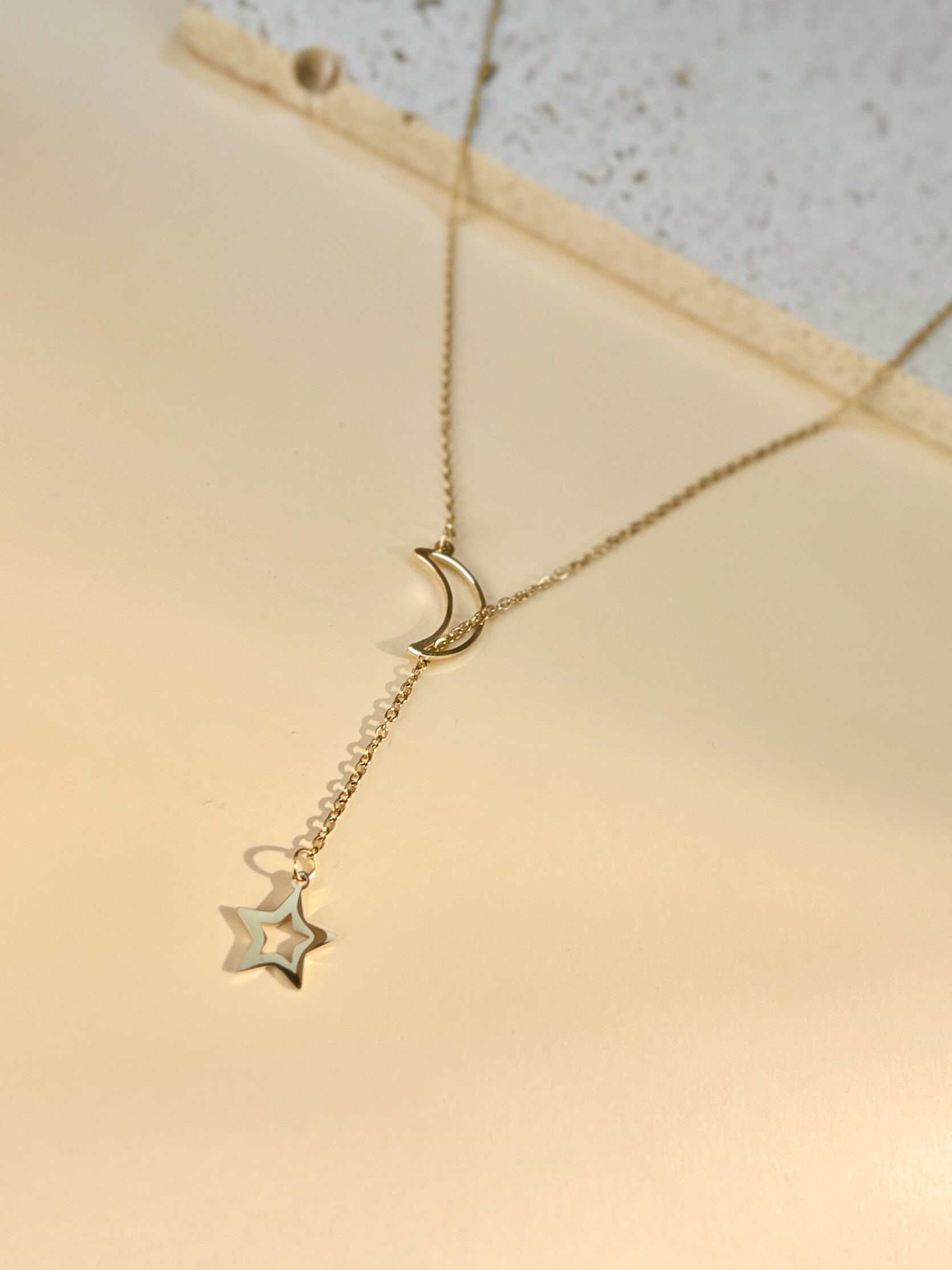 Grossista COSMOS - Collana dorata a forma di Y - Ciondolo Luna e Stella