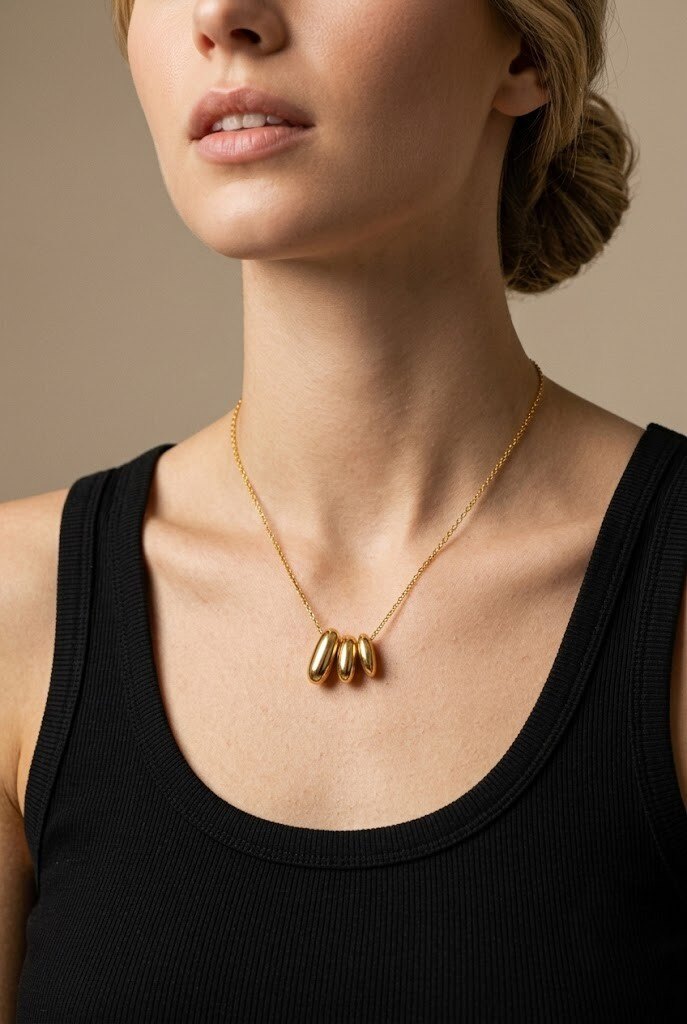Großhändler COSMOS - Vergoldete Edelstahlkette mit drei eleganten glatten Ovalen, ein schickes und trendiges Damenaccessoire