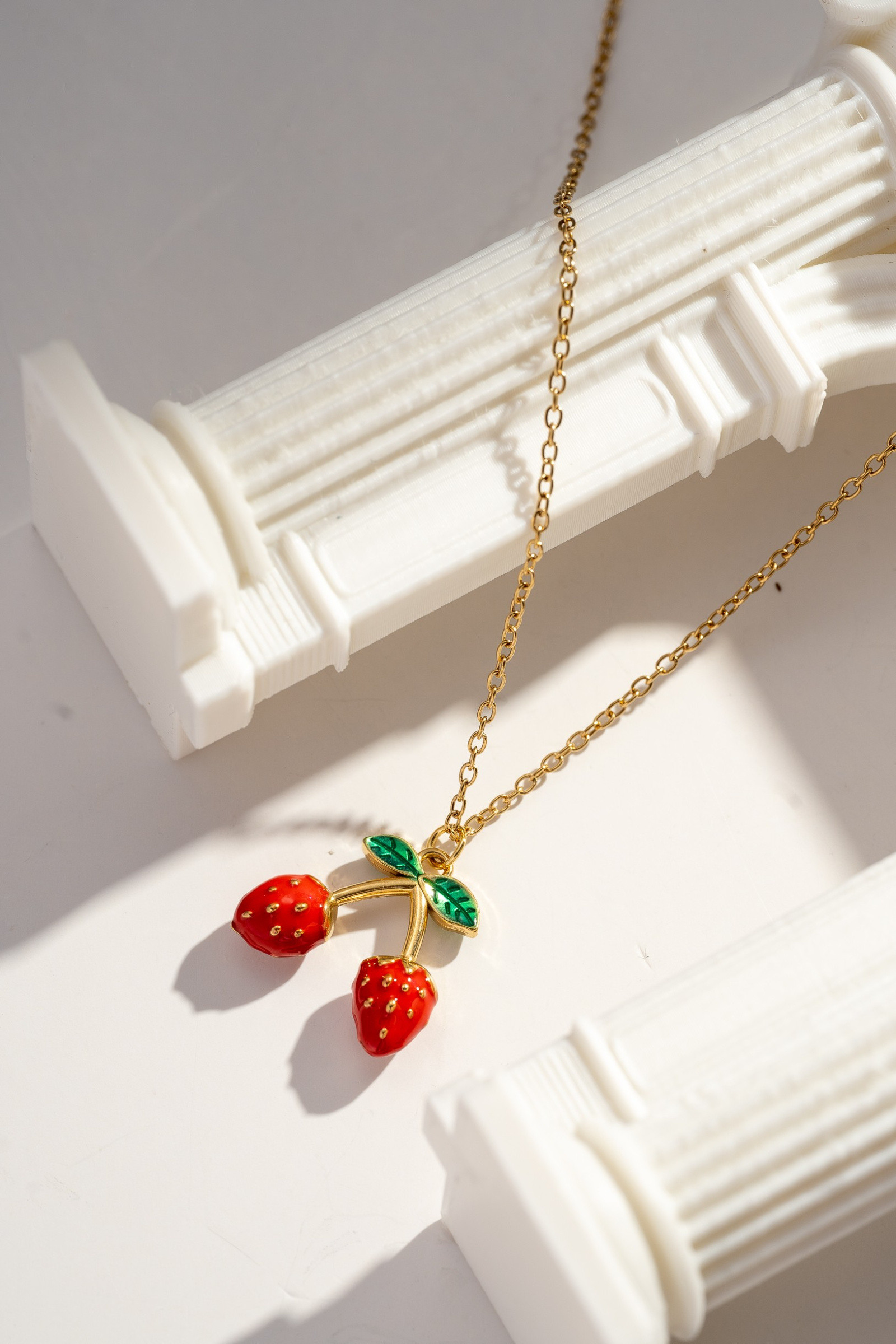 Großhändler COSMOS - Chicer Fruchtiger Fantasie-Duo-Erdbeer-Halskette in Gold-Edelstahl