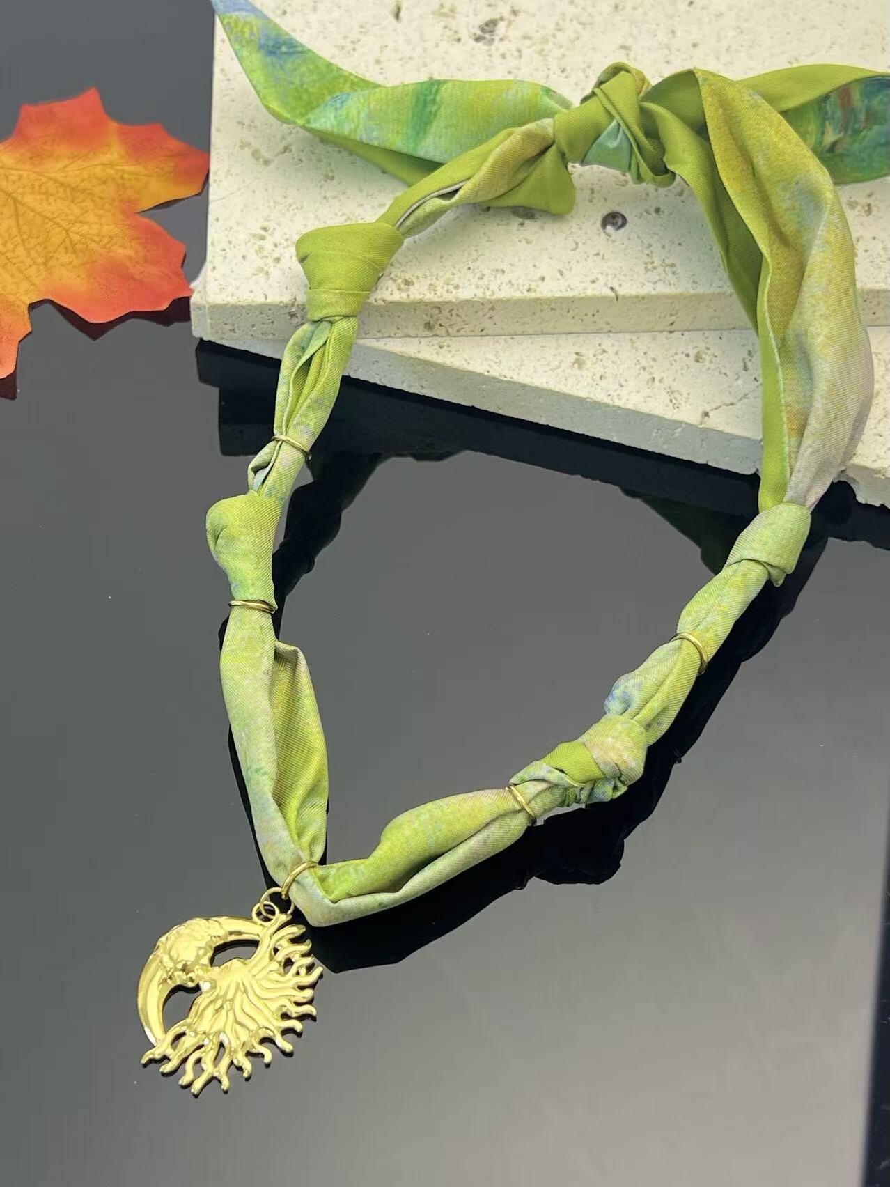 Mayorista COSMOS - Collar pañuelo verde bohemio, colgante de sol-luna dorado