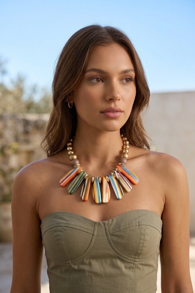 Grossiste COSMOS - Collier multicolore pampilles allongées artistiques, perles dorées élégantes, style vibrant tendance