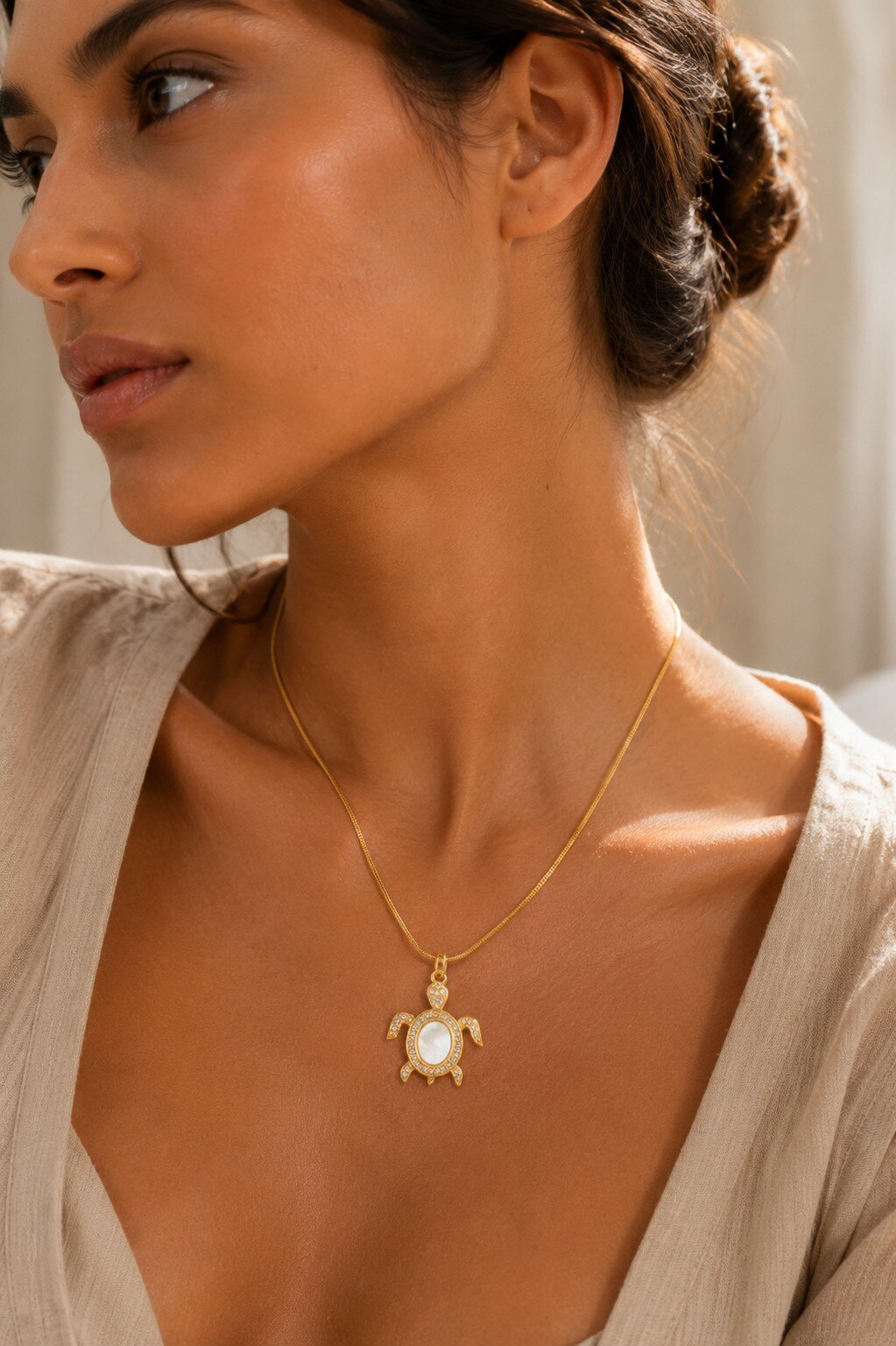 Grossiste COSMOS - Collier tortue dorée pierre blanche cristal femme chic été tendance