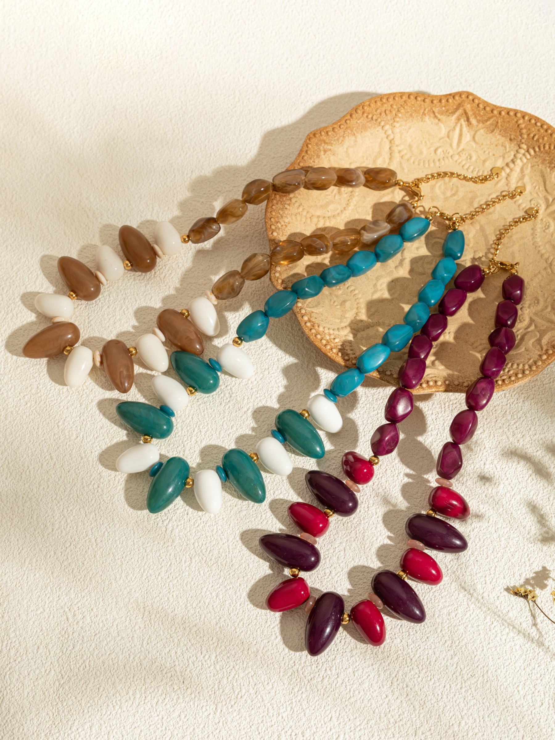 Großhändler COSMOS - Set aus 3 Halsketten mit marmorierten ovalen Harzperlen und goldener Edelstahlkette