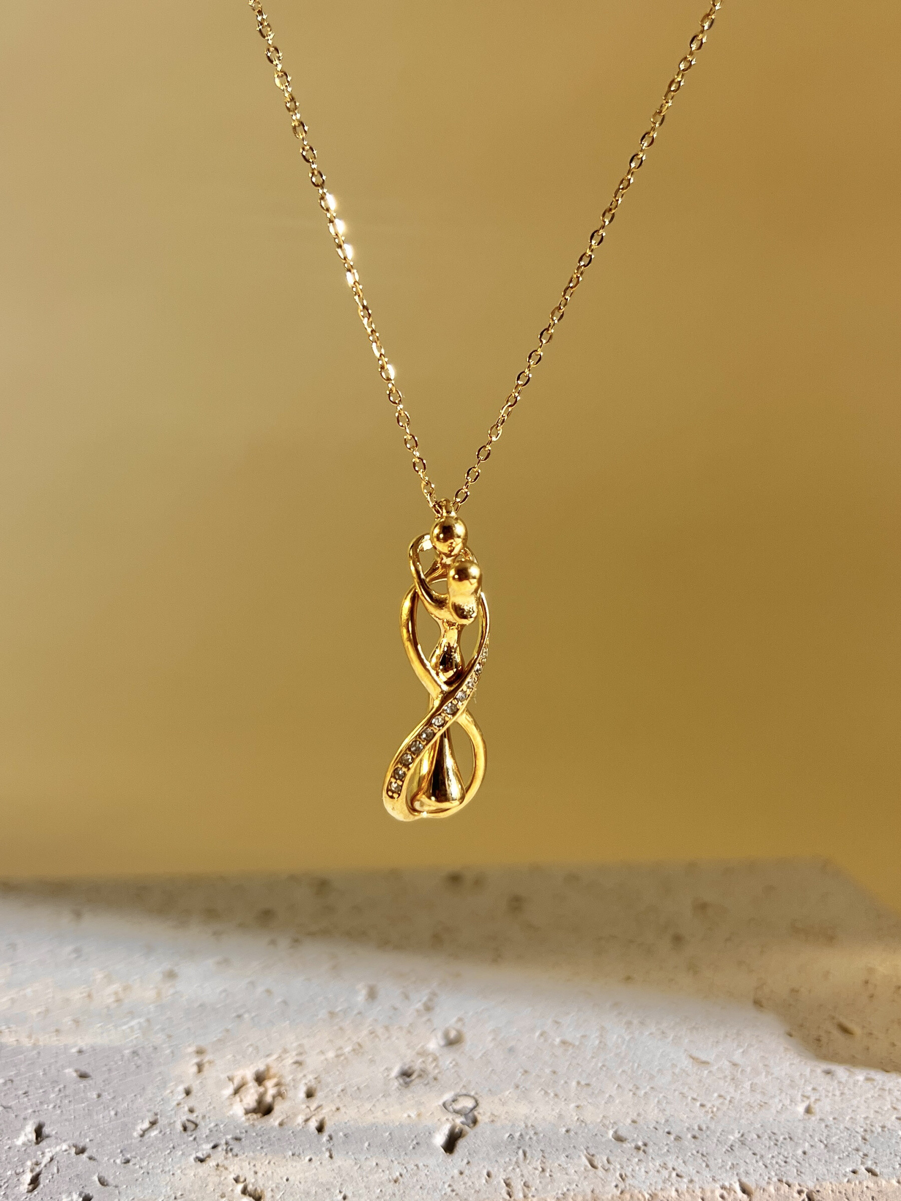 Grossiste COSMOS - Collier chaîne fine avec pendentif danseuse – Acier inoxydable