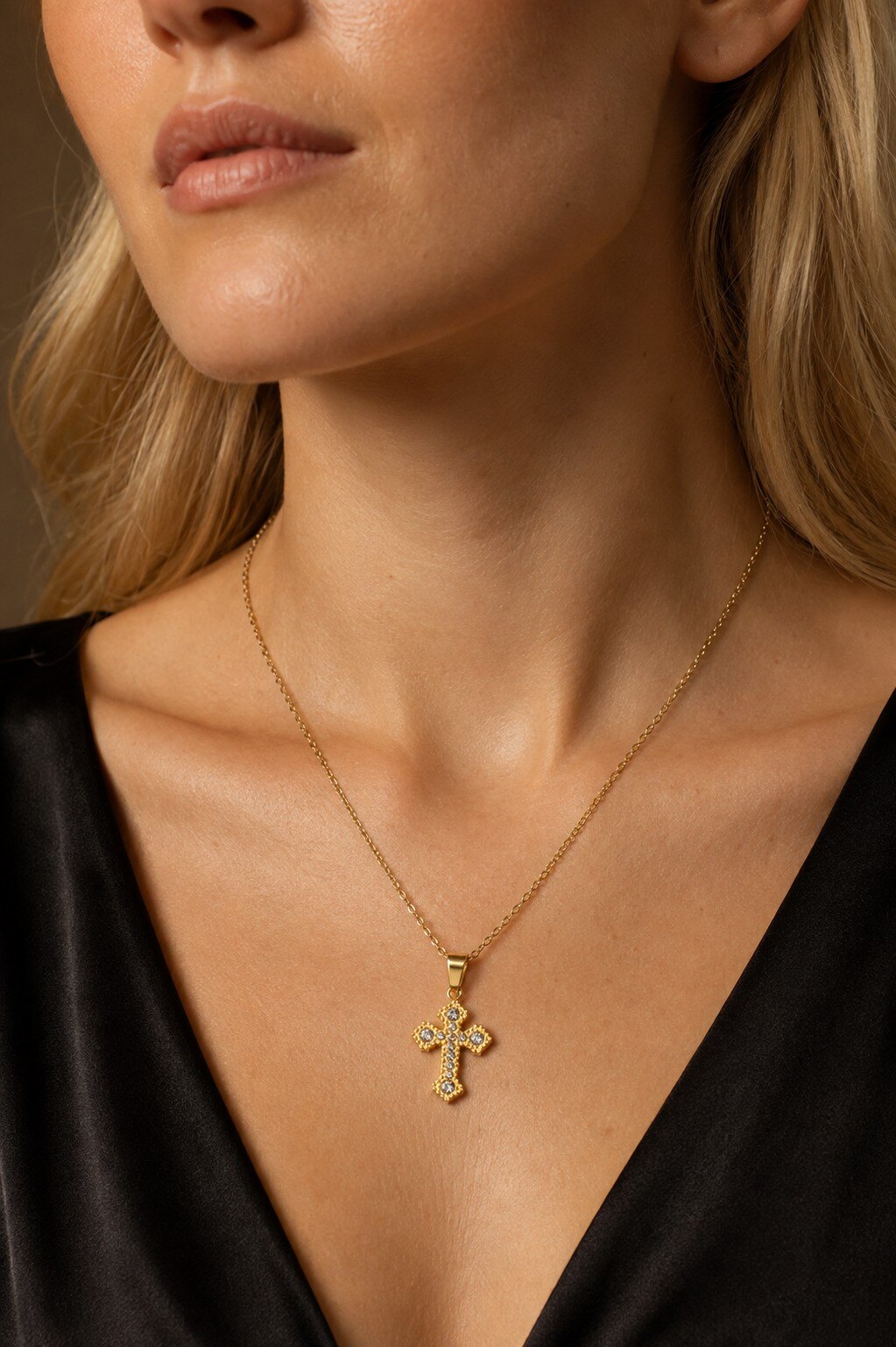 Großhändler COSMOS - Damen Halskette Kreuz mit funkelnden Kristallen in Gold und Silber, elegant und trendig aus Edelstahl