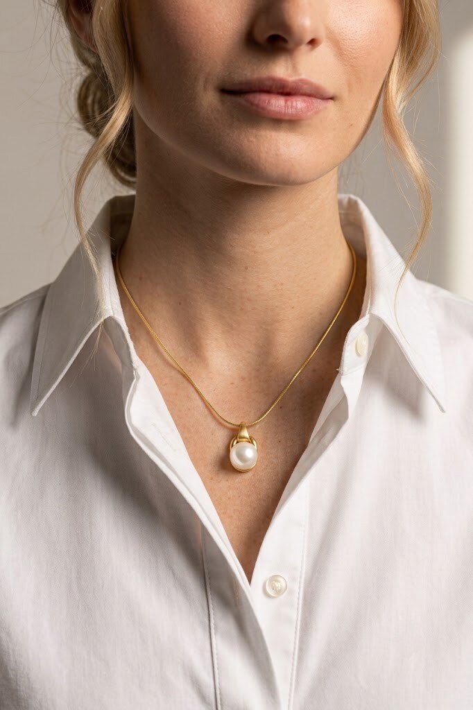 Grossiste COSMOS - Collier acier inoxydable doré perle élégante pendentif minimaliste chic femme tendance