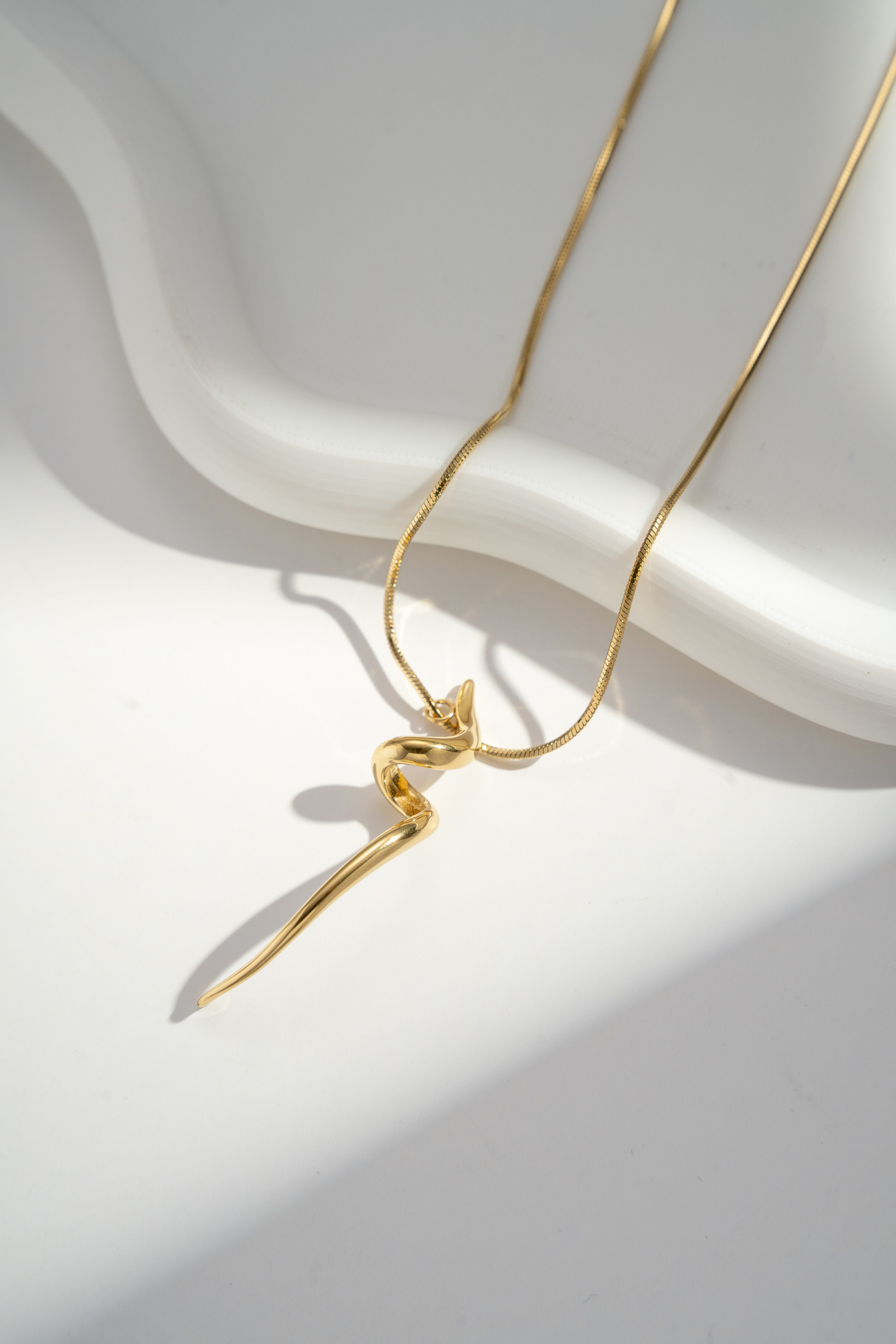 Collier Fantaisie Doré Double Triangle En Résine Crème - 56 Grammes - Modèle W995 - Occasion