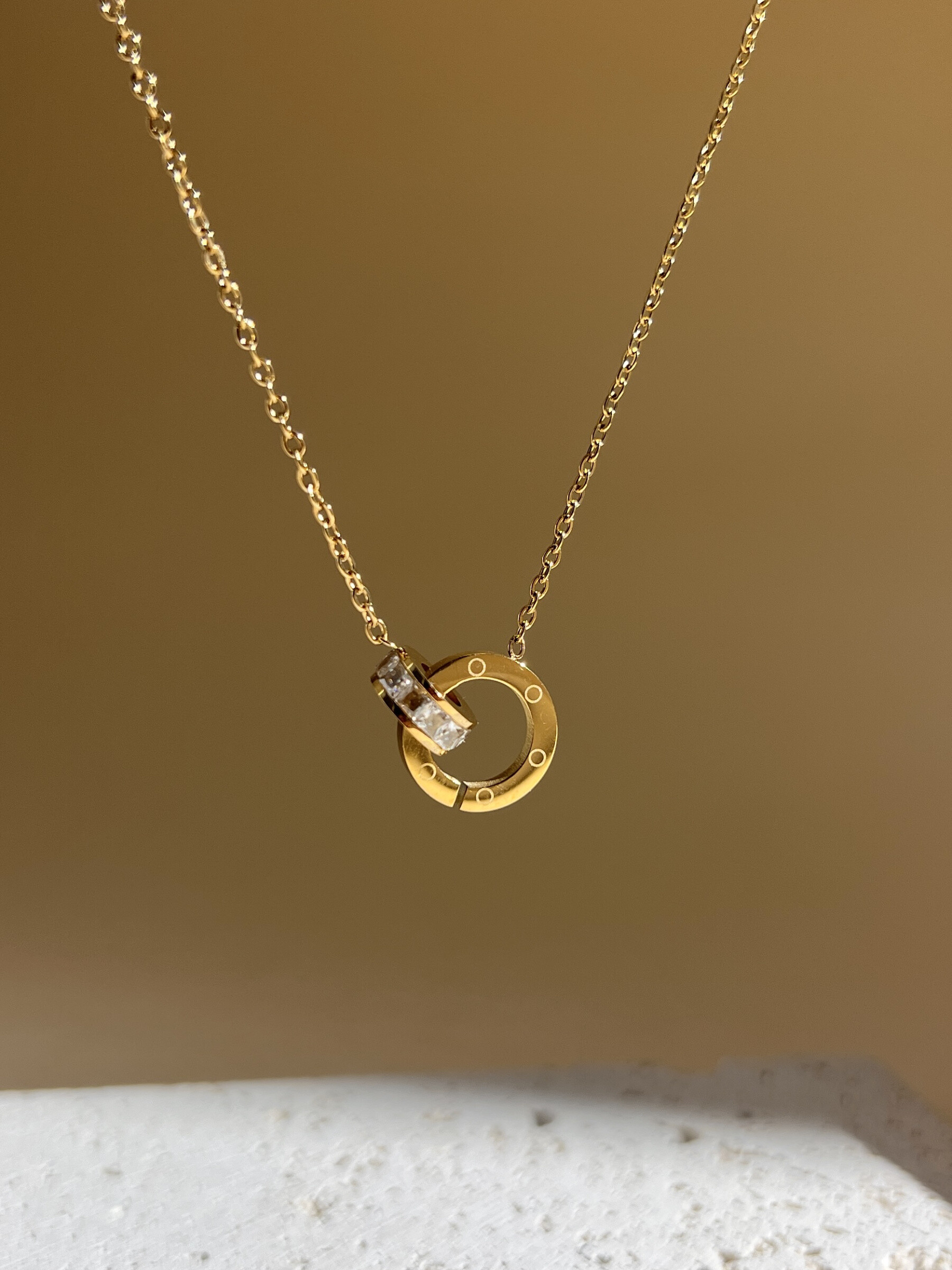 Grossista COSMOS - Collana da donna con pendente rotondo intrecciato, acciaio inossidabile dorato con strass