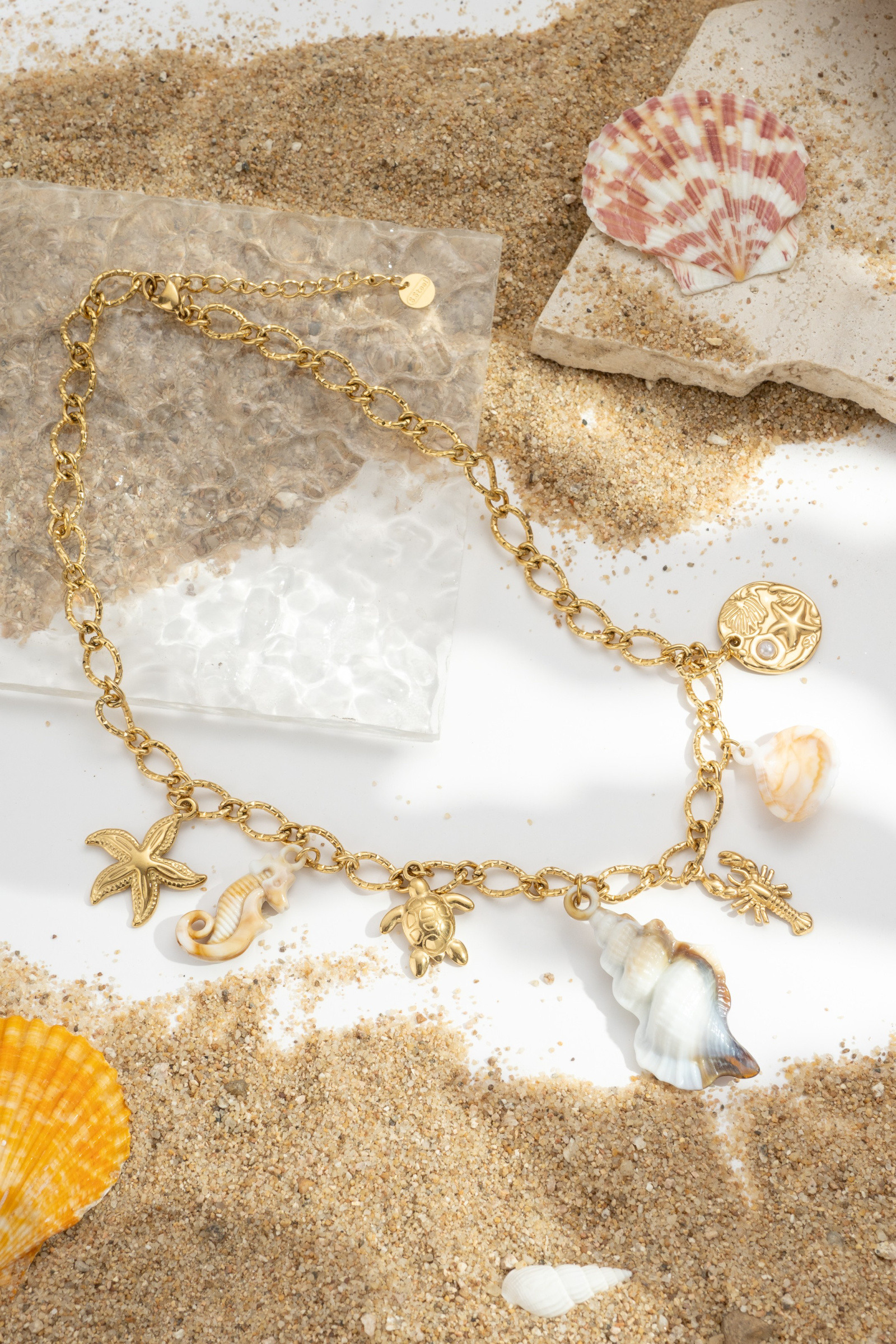 Großhändler COSMOS - Ozean-Charms-Halskette mit Stern, Schildkröte, Seepferdchen und Muschel aus vergoldetem Edelstahl