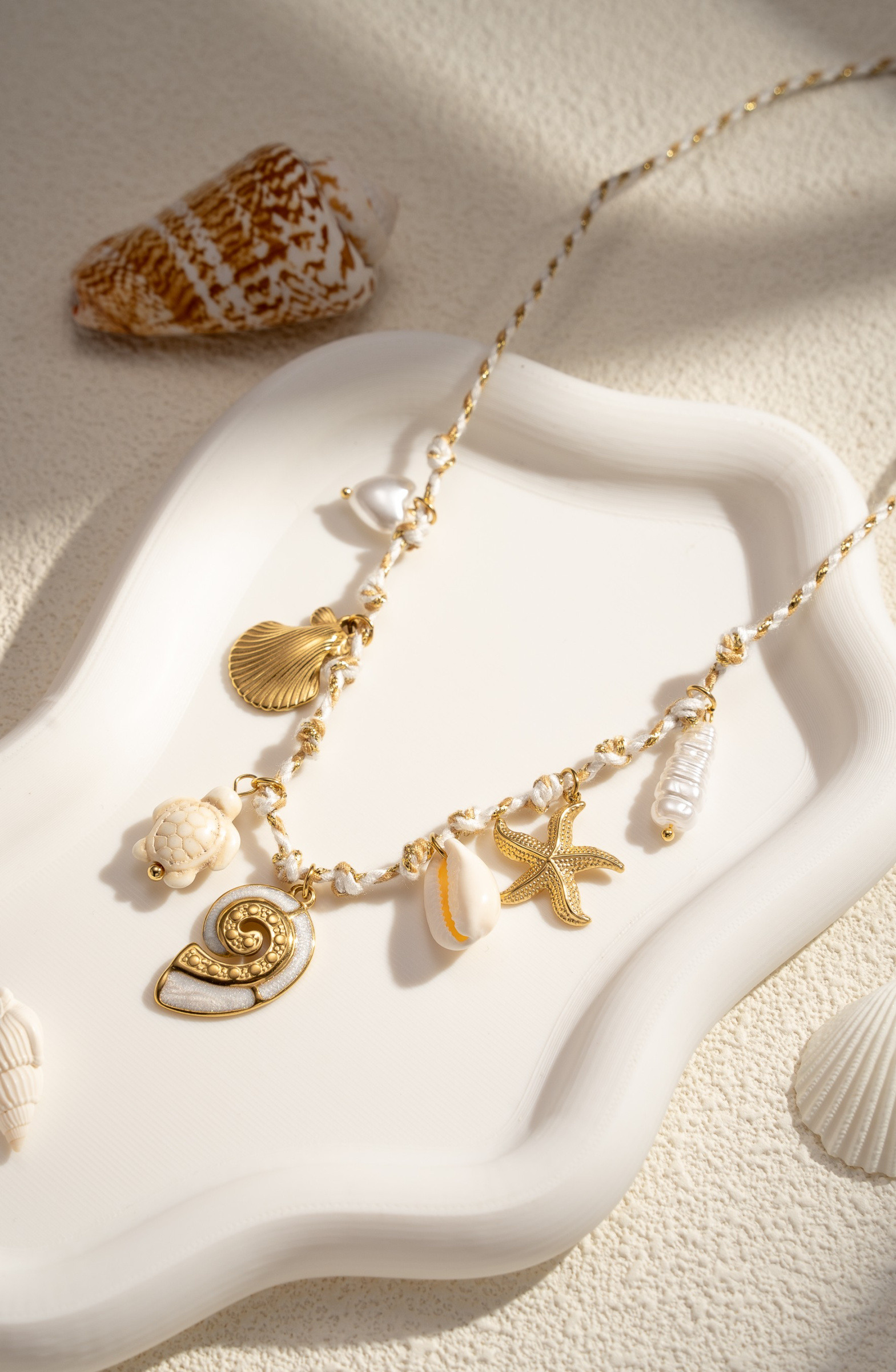 Grossiste COSMOS - Collier à breloques Coquillage Doré Acier Inoxydable