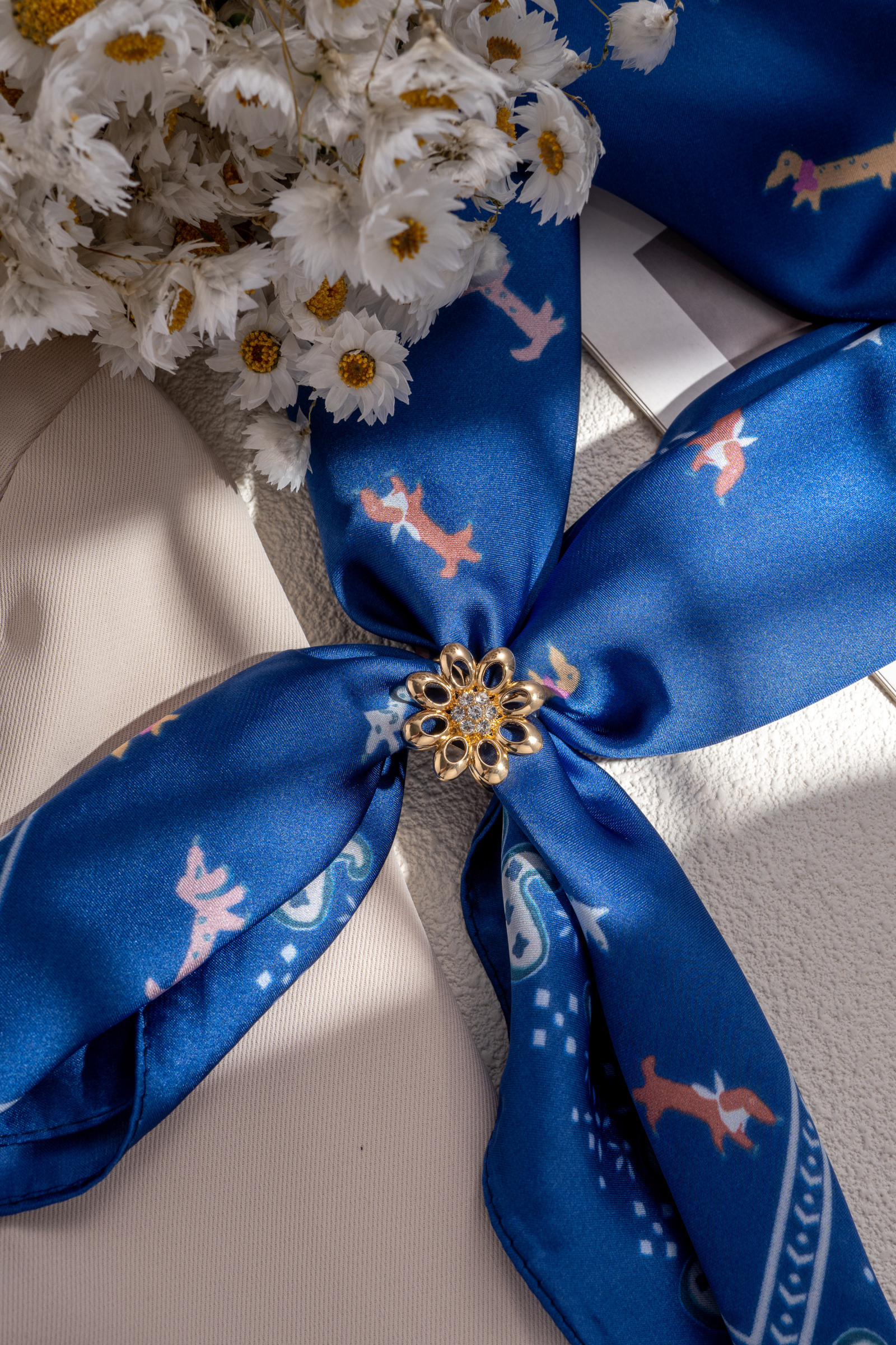 Wholesaler COSMOS - Elegant shiny gold and silver metal flower scarf ring trendy women's accessory