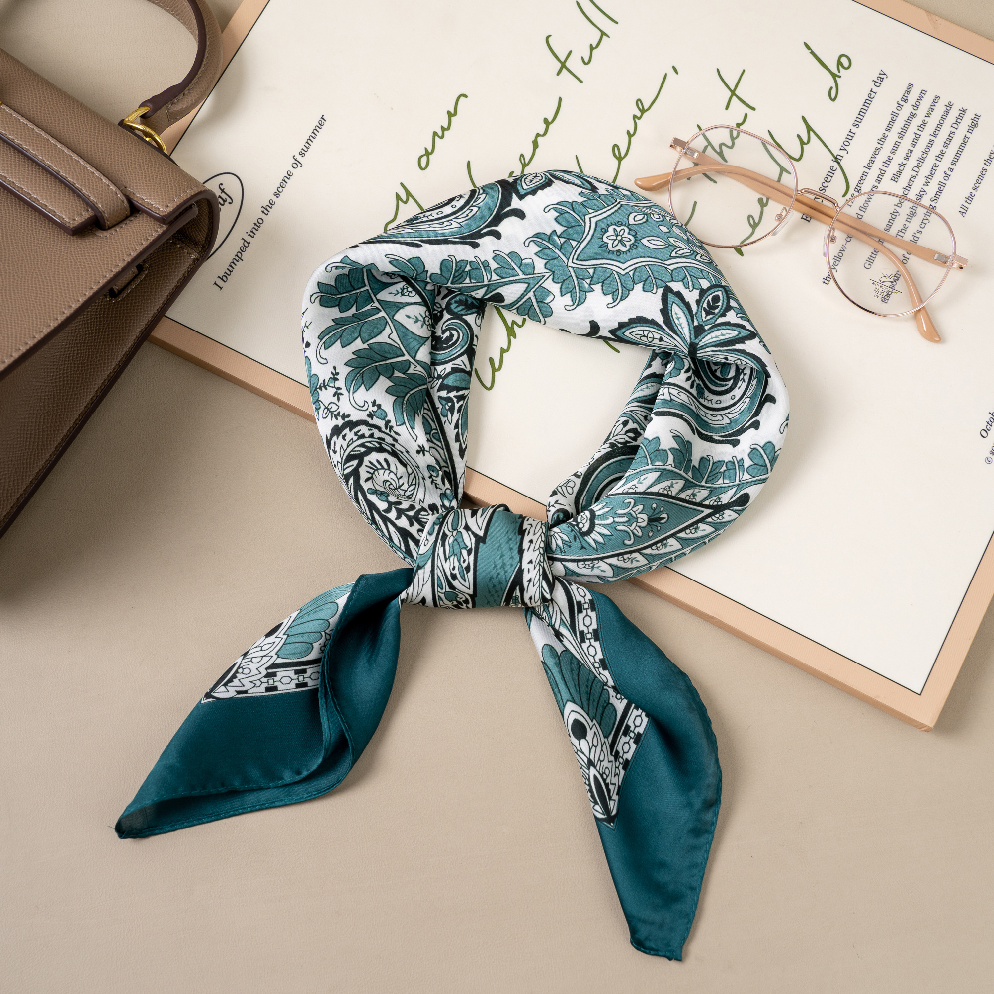 Grossista COSMOS - Foulard quadrato 70X70 in poliestere effetto seta fluida da donna con elegante motivo floreale paisley