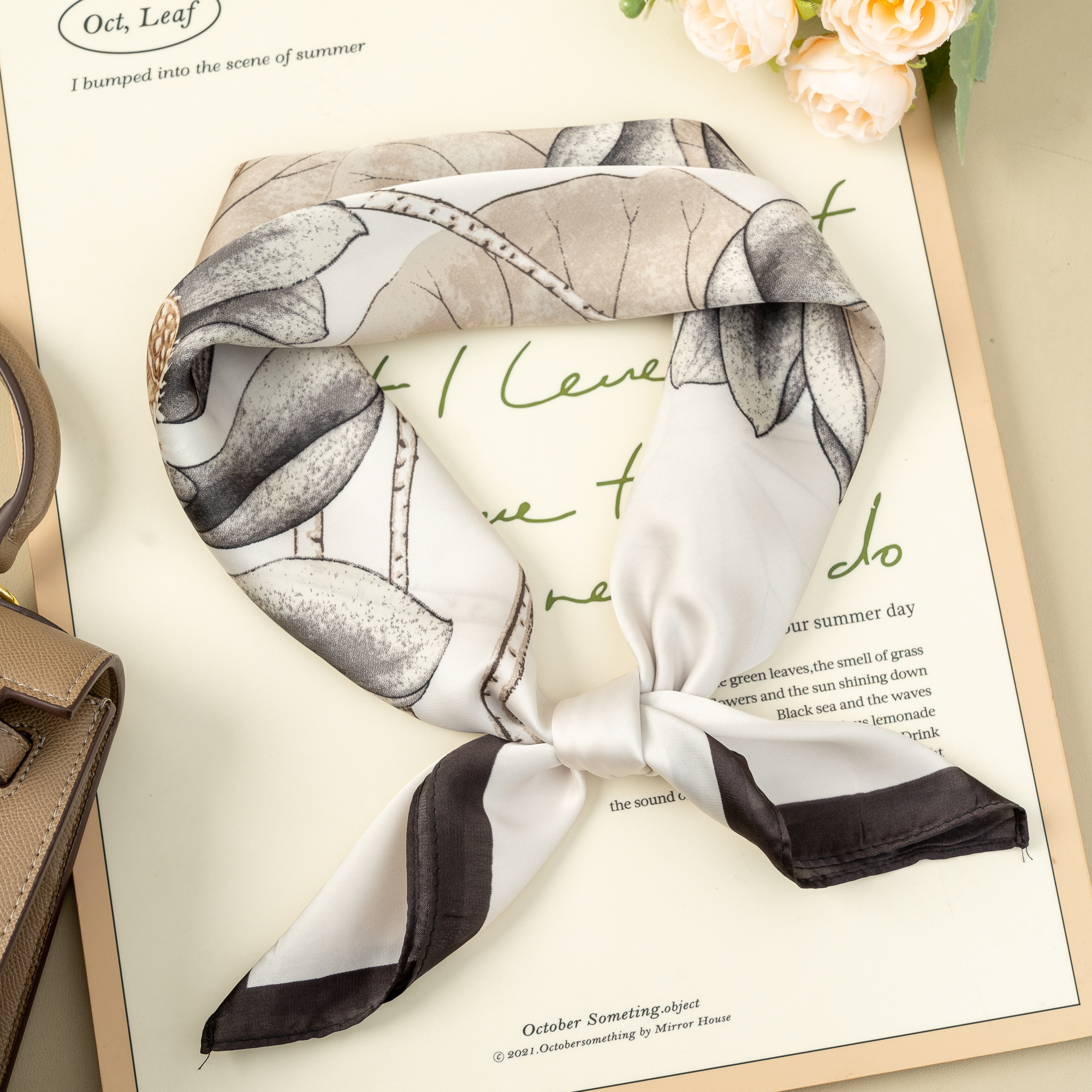 Grossiste COSMOS - Foulard Carré 70x70 Effet Soie Feuillage d’Automne Élégant