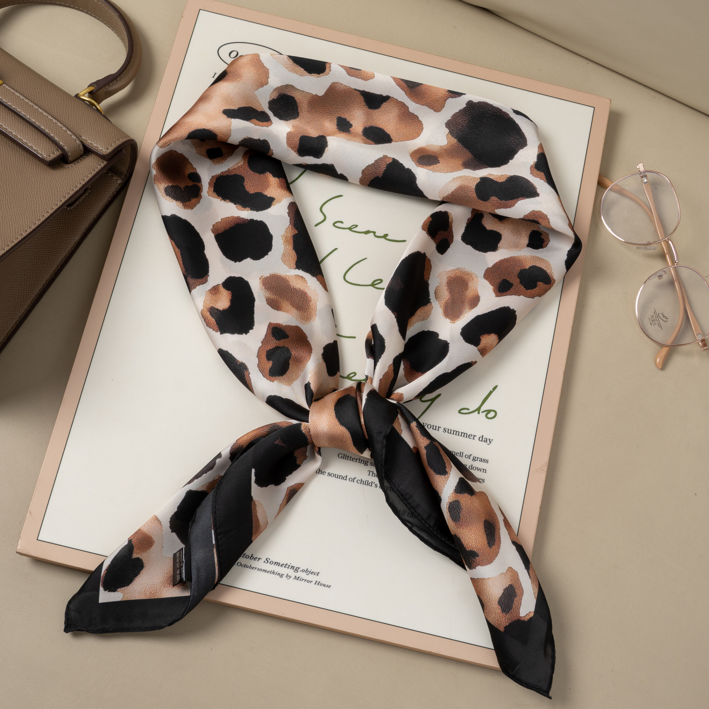 Großhändler COSMOS - Quadratisches Polyester-Tuch 90x90 mit Leopardenmuster, seidenweich, elegant und modisch