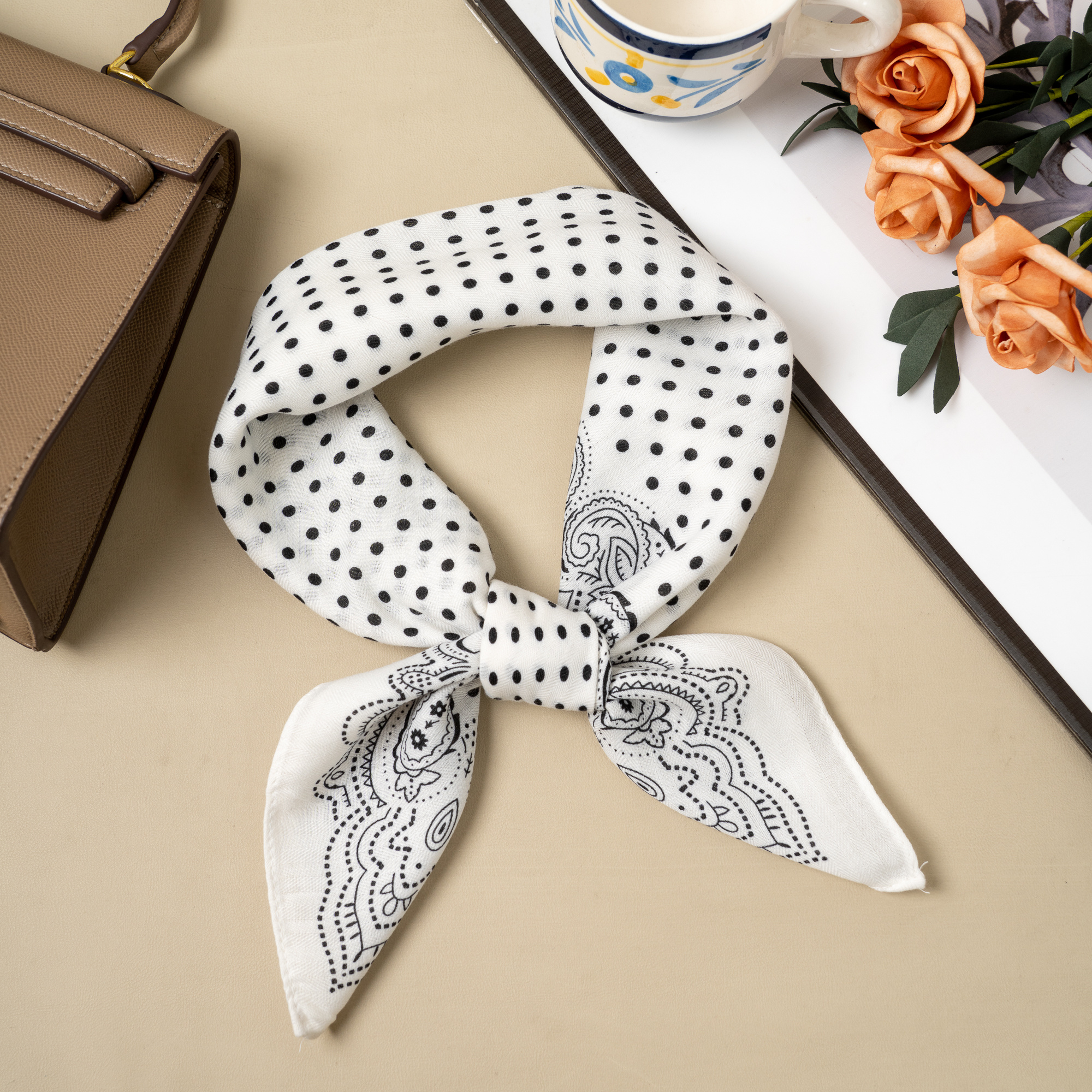 Grossiste COSMOS - Foulard carré blanc noir 70×70, motif pois et cachemire, en polyester chic femme