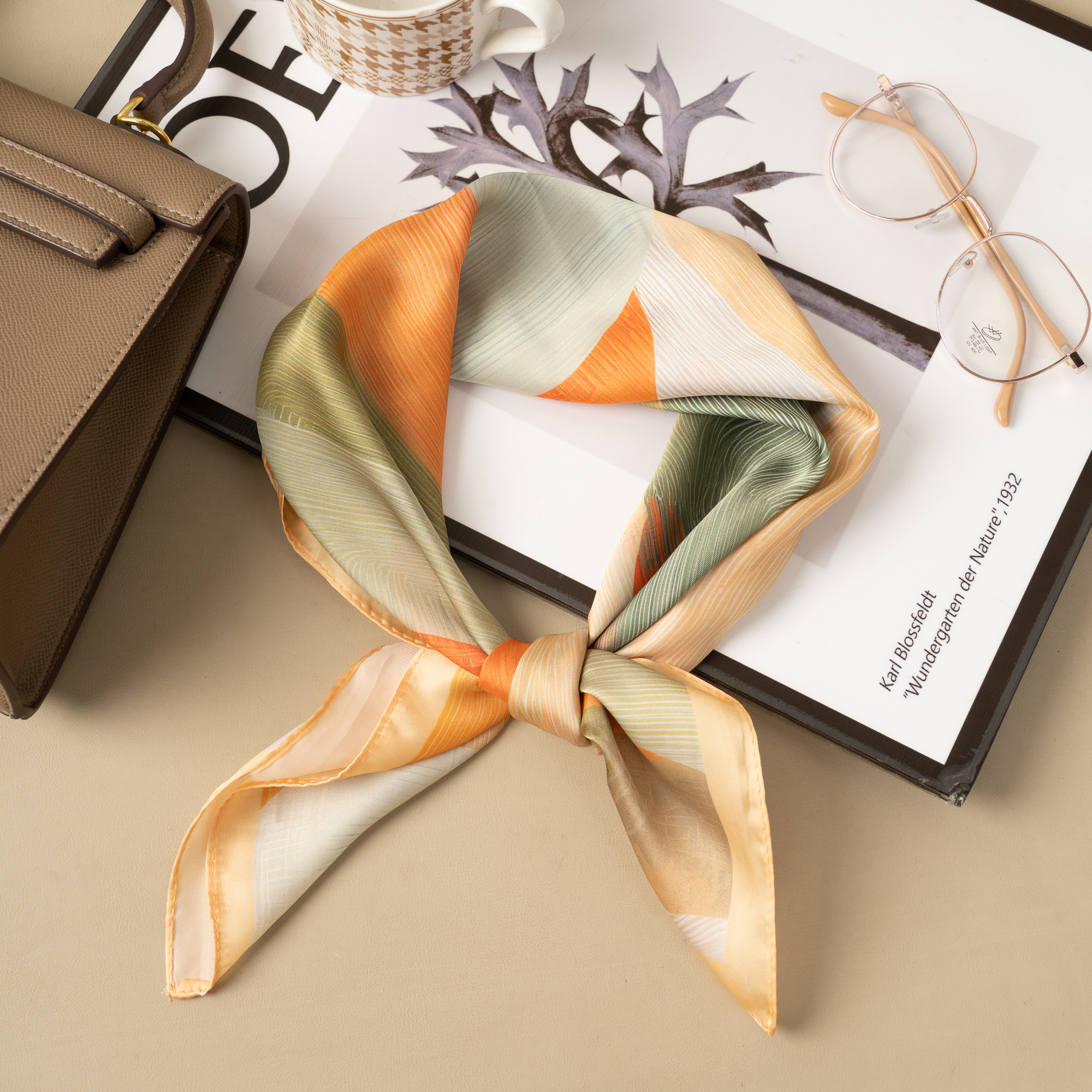 Grossista COSMOS - Foulard quadrato 70 X 70 effetto seta leggera motivo astratto moderno colori pastello eleganti donna alla moda