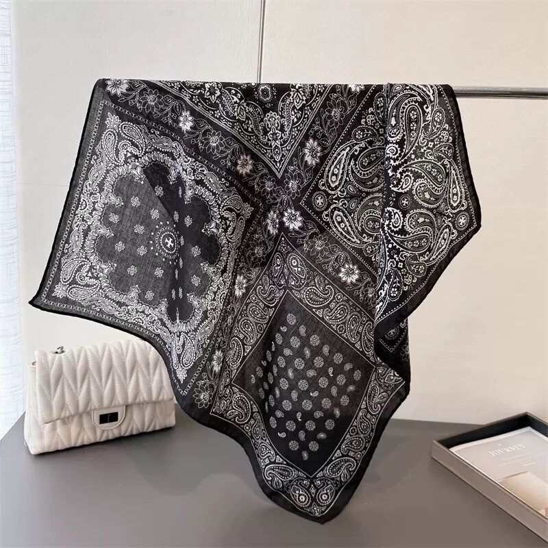 Grossiste COSMOS - Foulard carré noir blanc 70x70 effet soie motif floraux chic