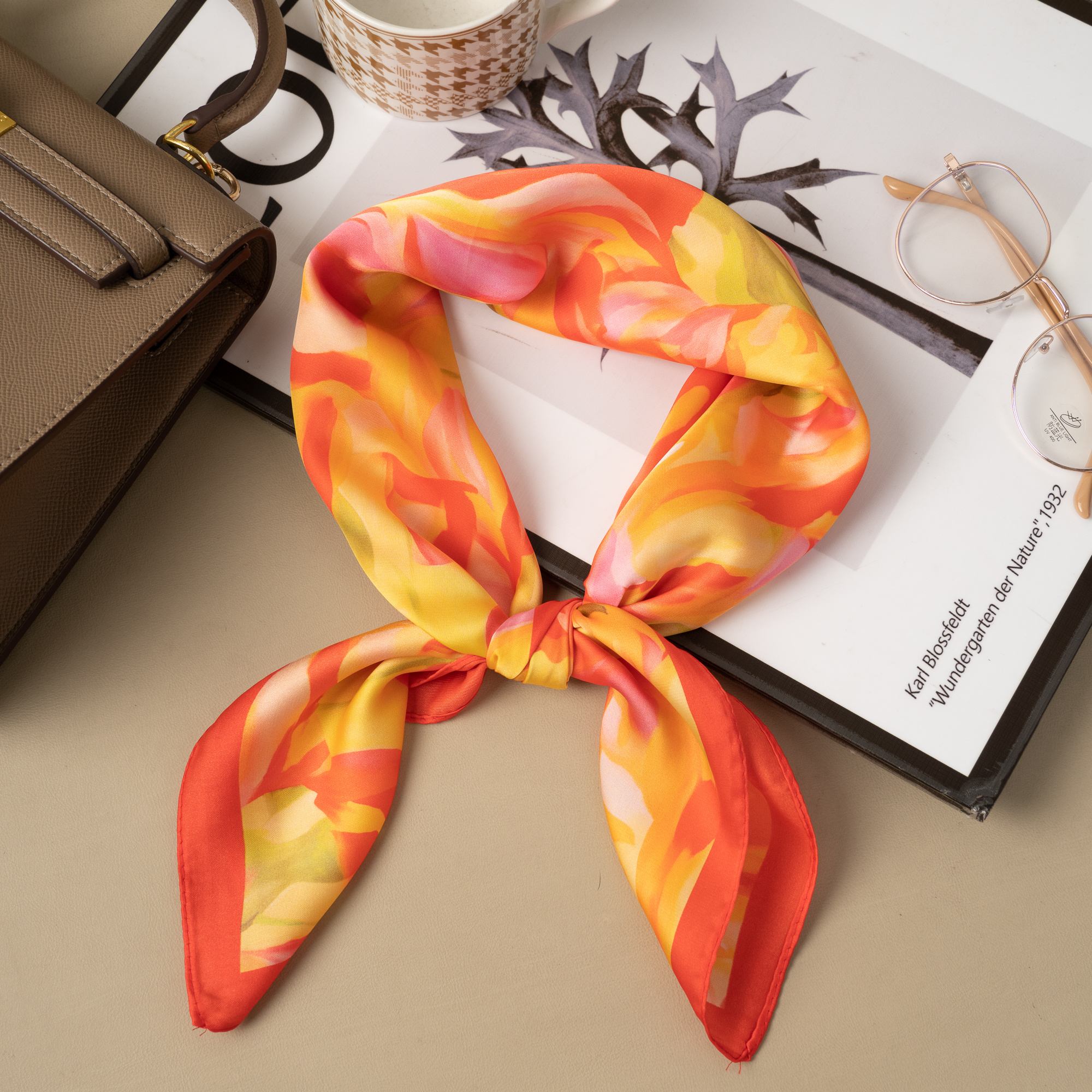 Grossista COSMOS - Foulard quadrato effetto seta poliestere 70x70 stampa artistica leggero chic multicolore alla moda