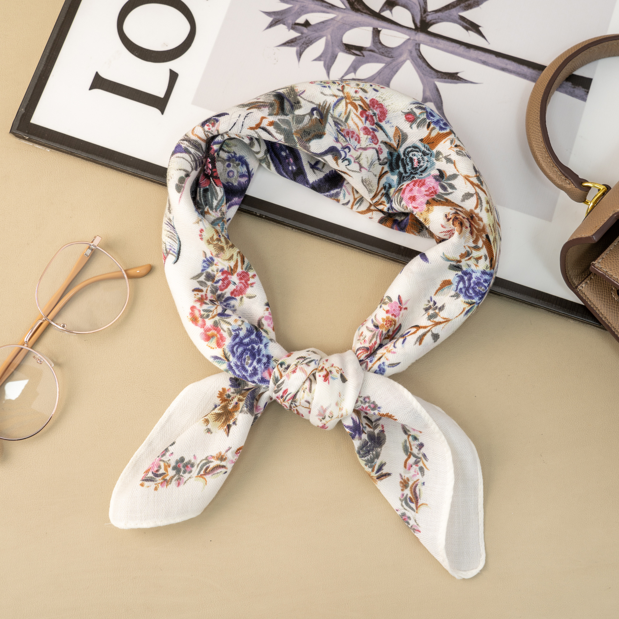 Grossista COSMOS - Foulard quadrato 70 x 70 in poliestere con effetto tessuto morbido e motivo fogliame grafico