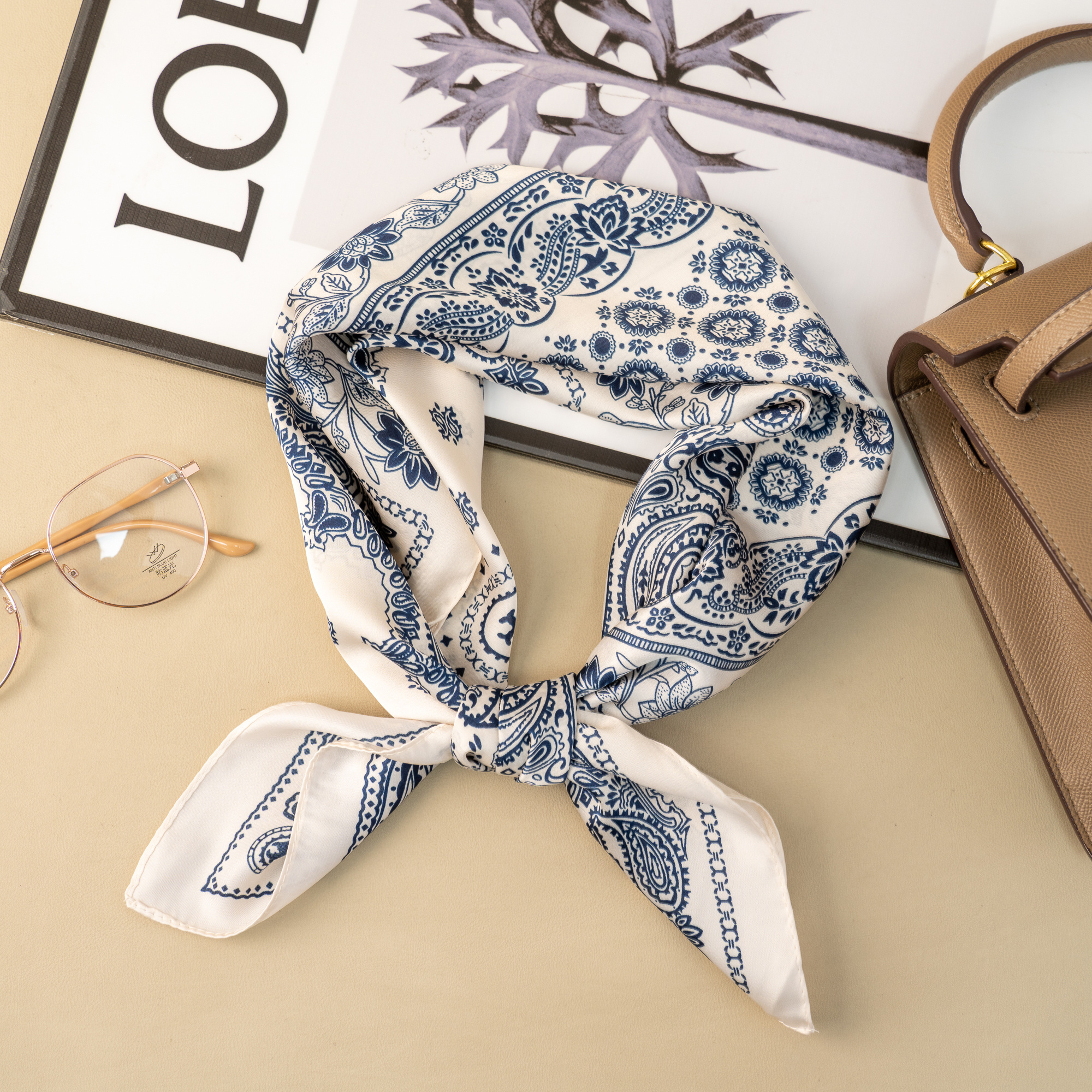 Grossiste COSMOS - Foulard motifs floraux 70x70