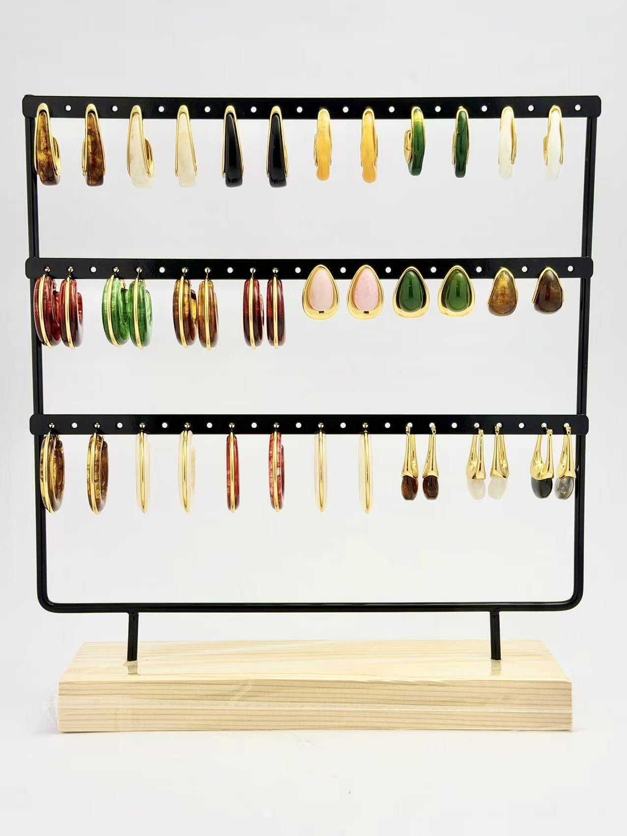 Grossiste COSMOS - Lot 20 Paires Boucles d’Oreilles Résine Acier Tendance Chic Sur présentoir