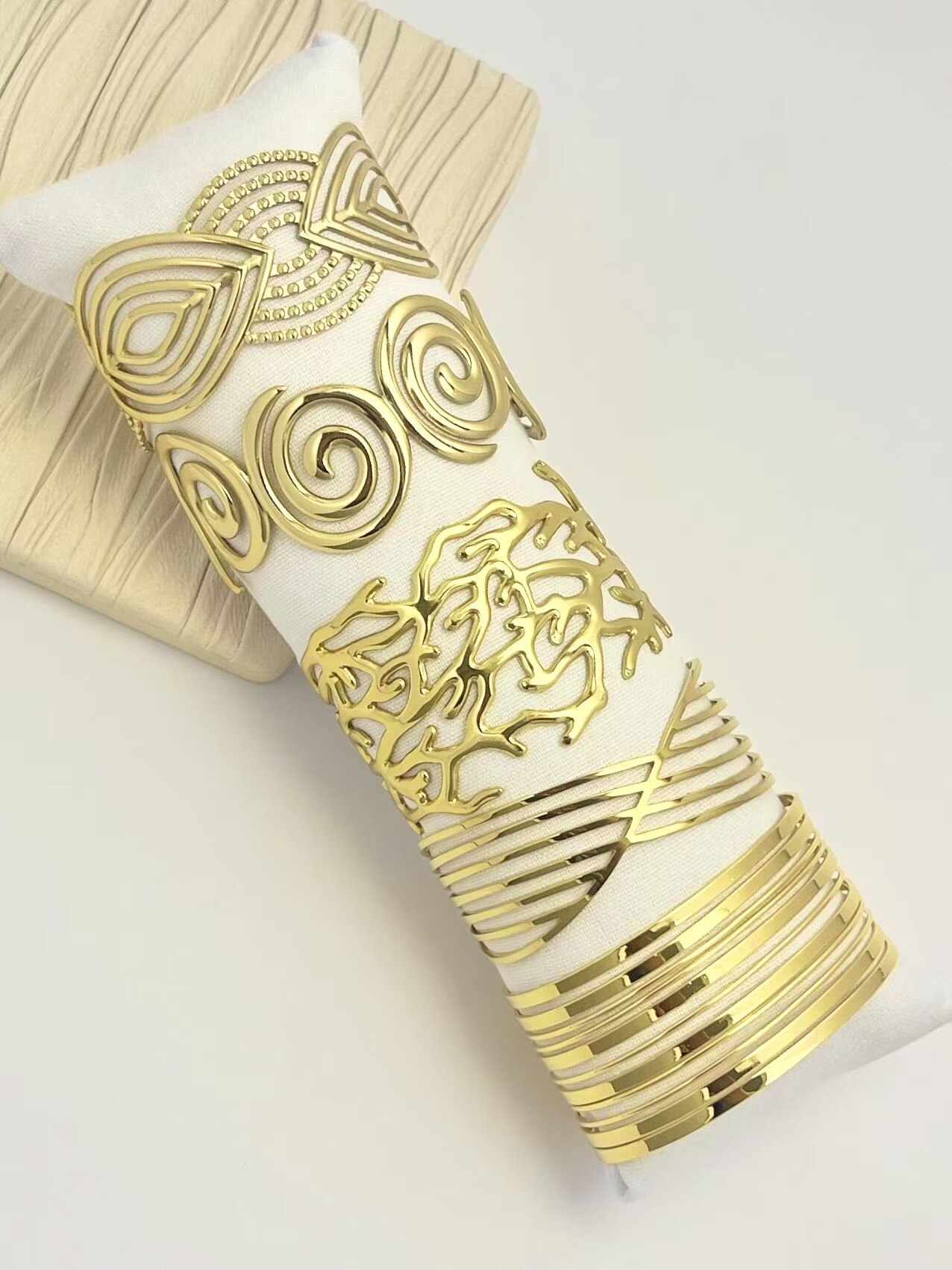 Großhändler COSMOS - Set von 5 goldenen - Gold-, Trend- und eleganten Jack -Manschetten -Armbändern