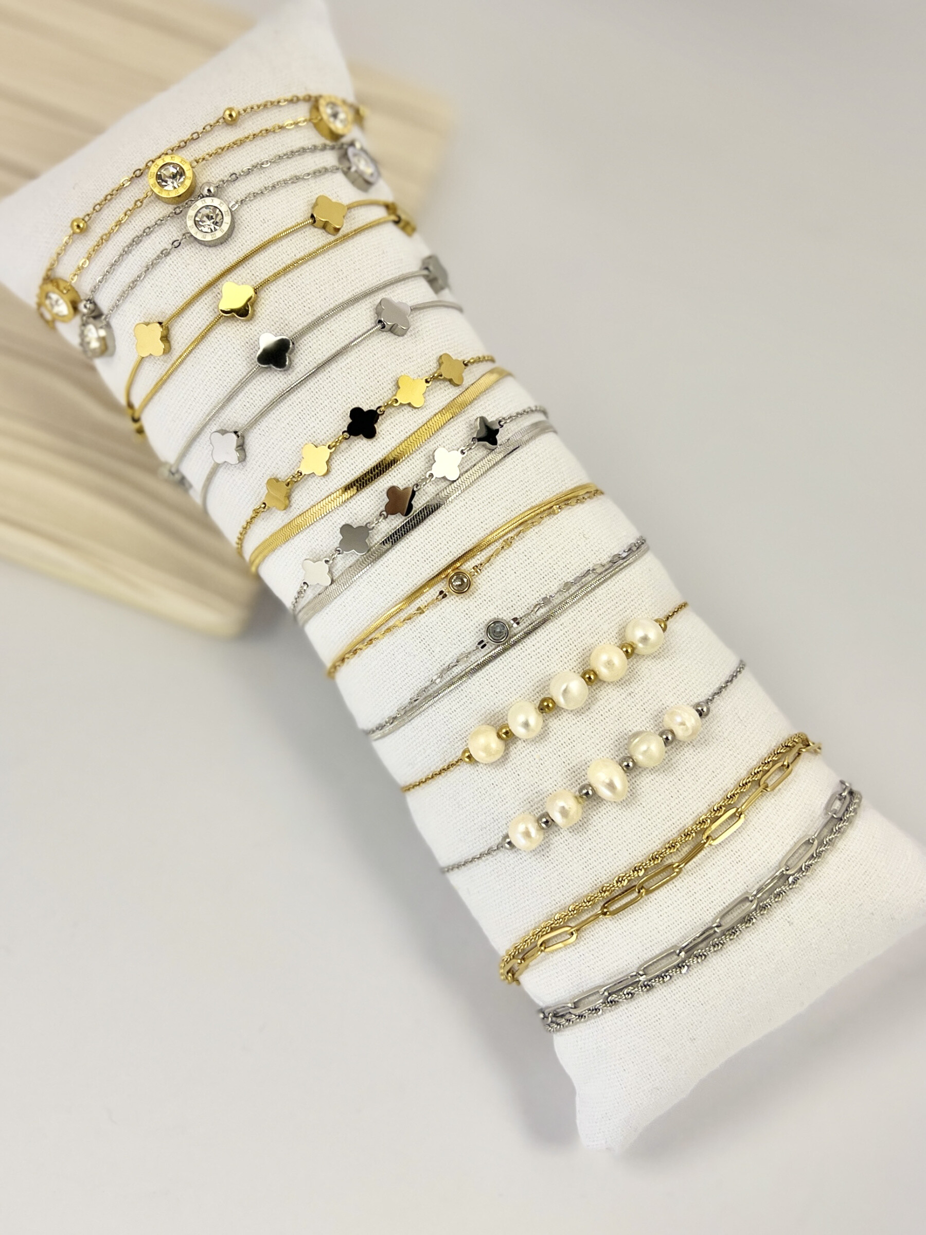 Grossiste COSMOS - Lot 12 bracelets doré argenté acier inoxydable sur présentoir