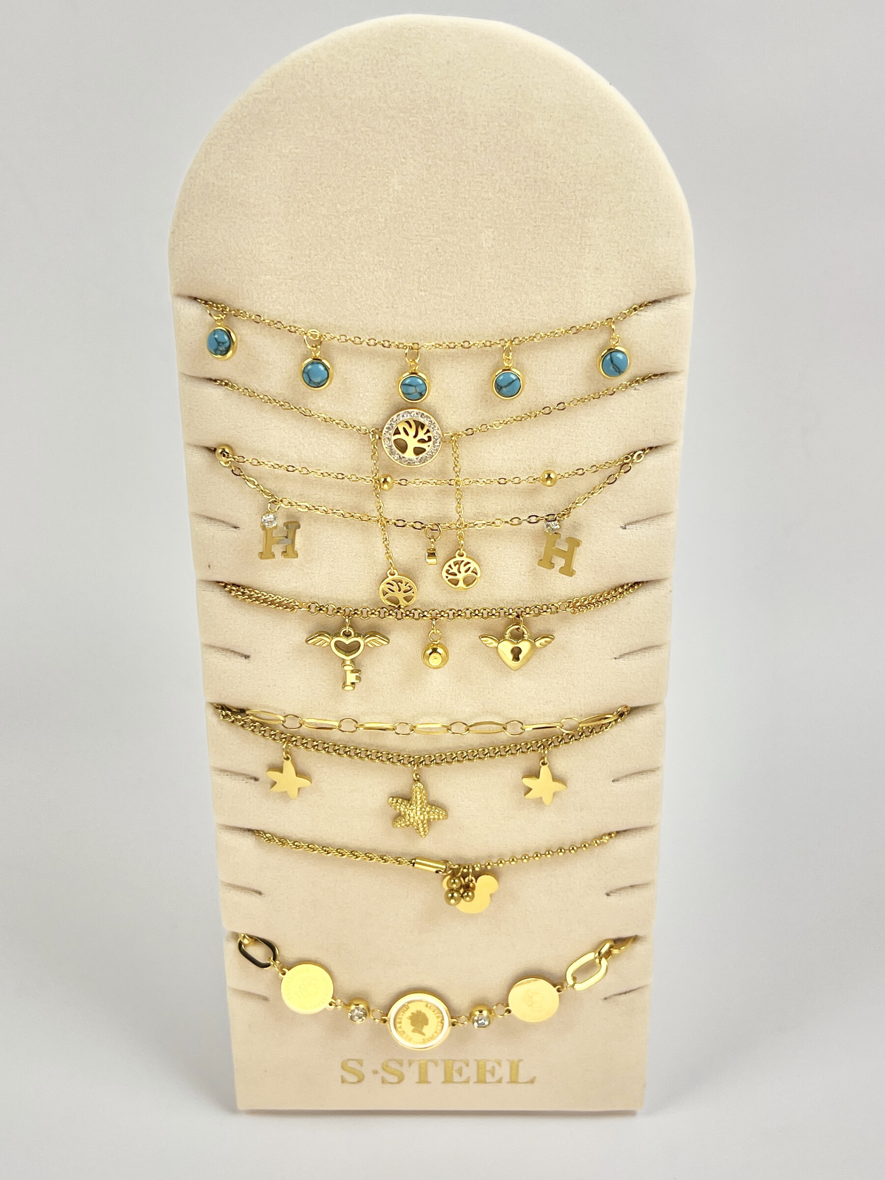 Großhändler COSMOS - Set aus 6 vergoldeten Charme-Armbändern aus Edelstahl, verkauft auf einem eleganten Display-Ständer