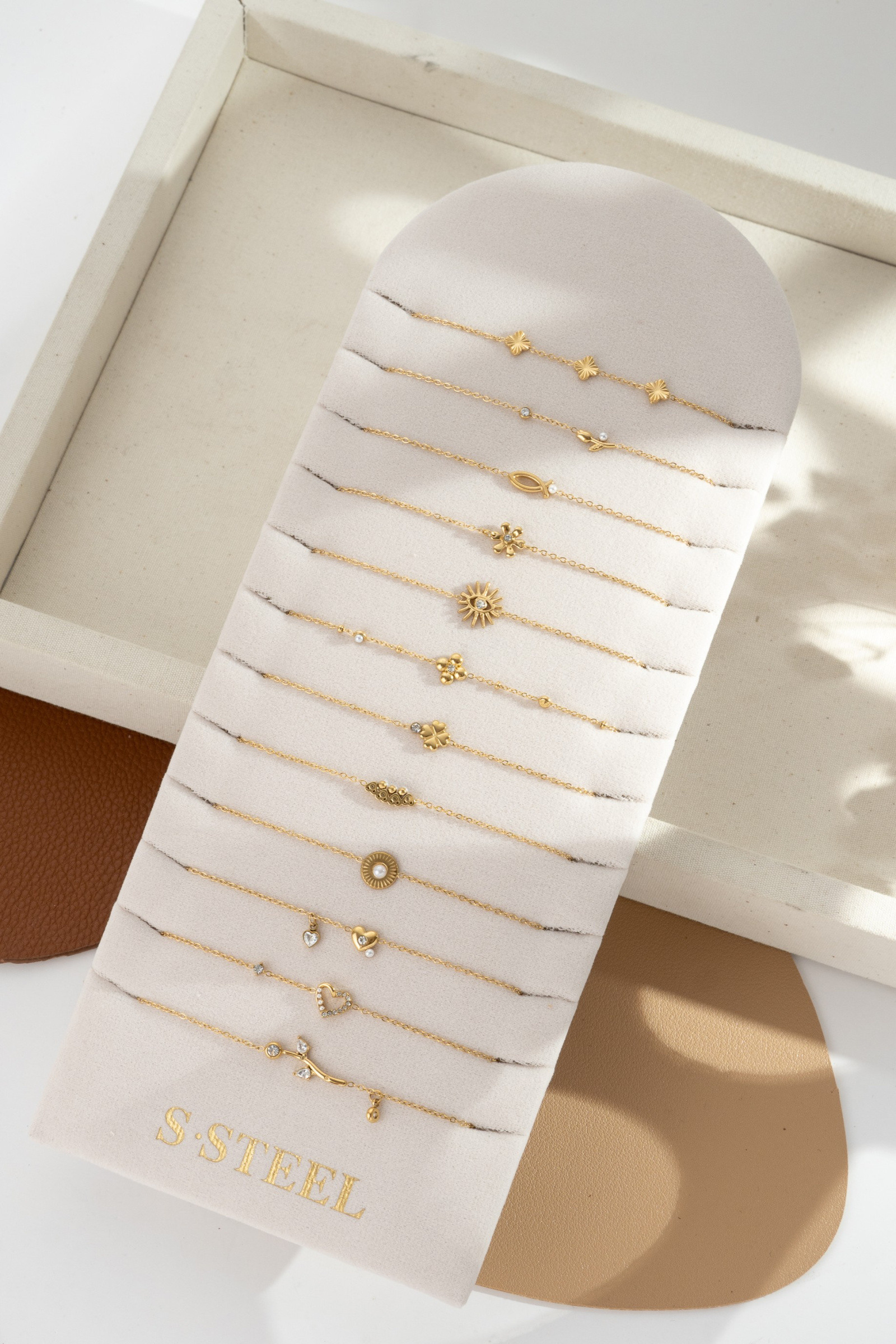 Mayorista COSMOS - Juego de 12 pulseras de acero inoxidable con diseños elegantes y chic montadas en un expositor