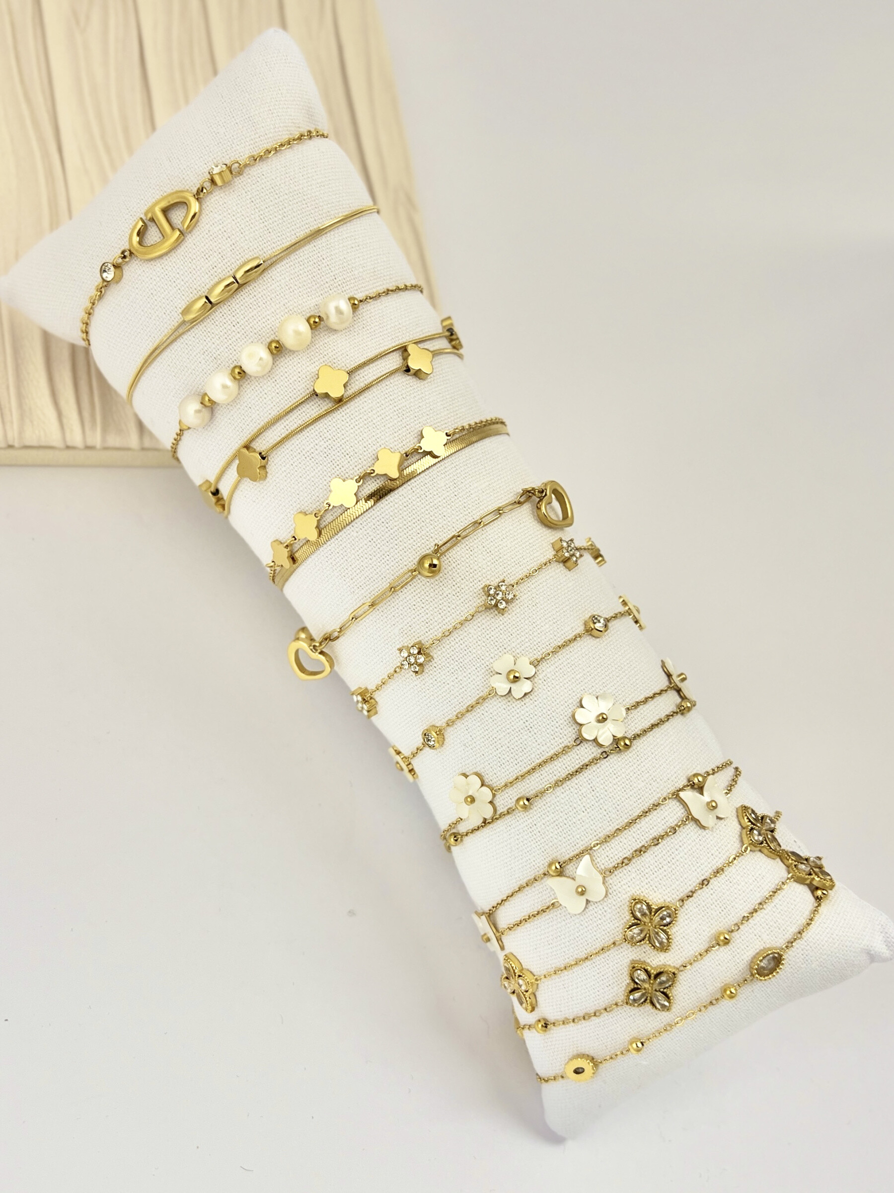 Grossiste COSMOS - Lot de 12 Bracelets Dorés en acier inoxydable vendus sur présentoir