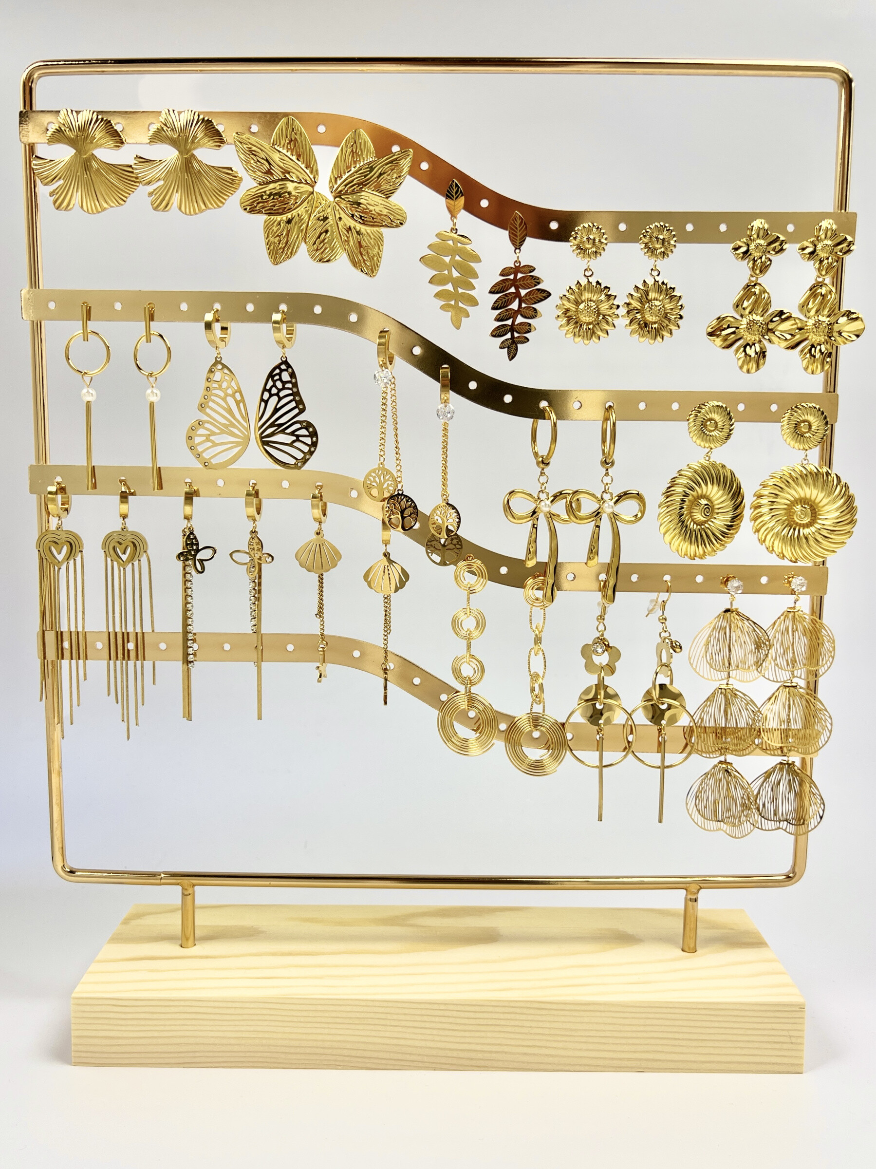 Grossiste COSMOS - Lot 16 Paires de Boucles d’Oreilles Dorées en Acier Inoxydable sur Présentoi