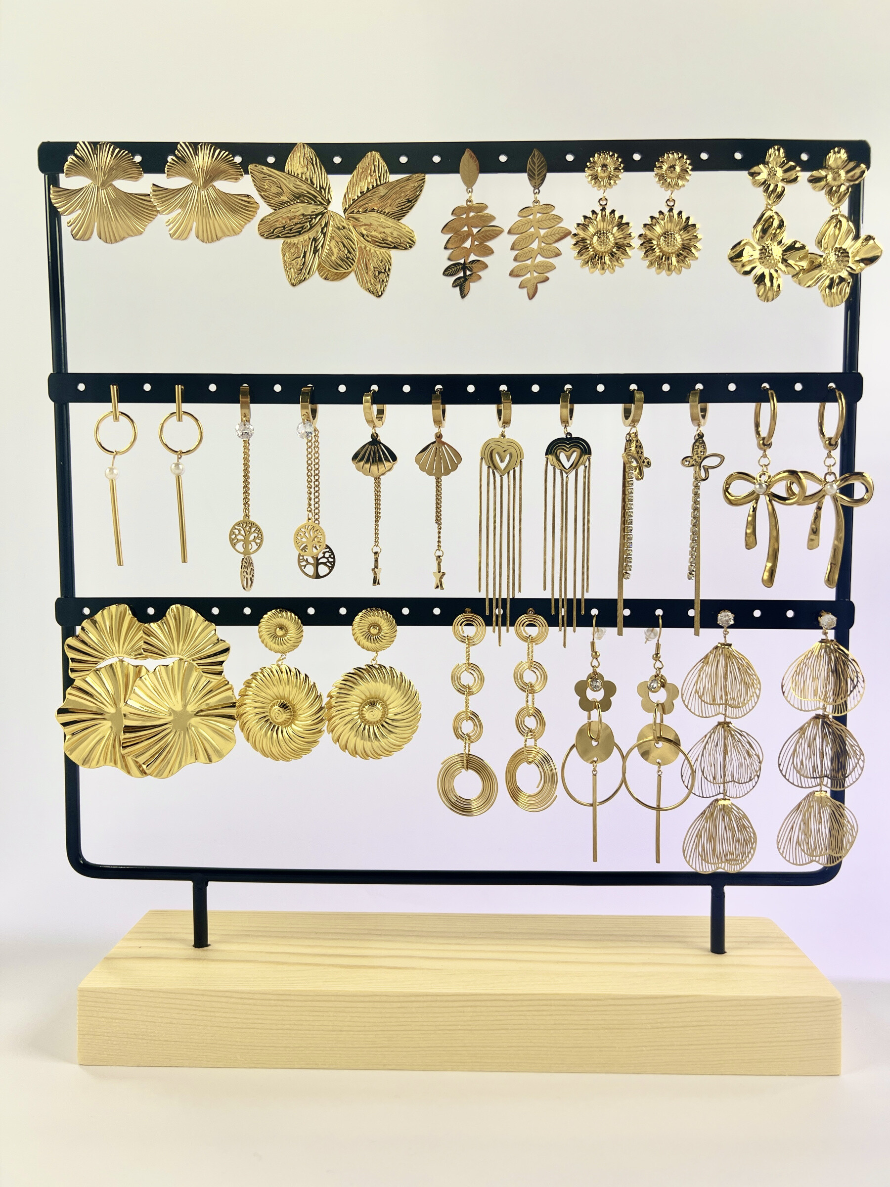 Mayorista COSMOS - Lote de 16 Pares de Pendientes Dorados de Acero Inoxidable en Soporte de Exhibición