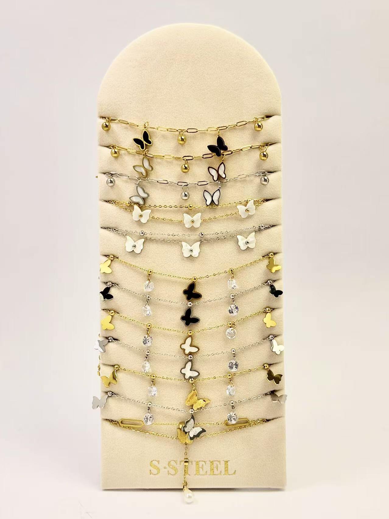 Großhändler COSMOS - Set aus 12 Schmetterlingsarmbändern aus Edelstahl – gold und silber, trendig, schick, farbenfroh für Damen