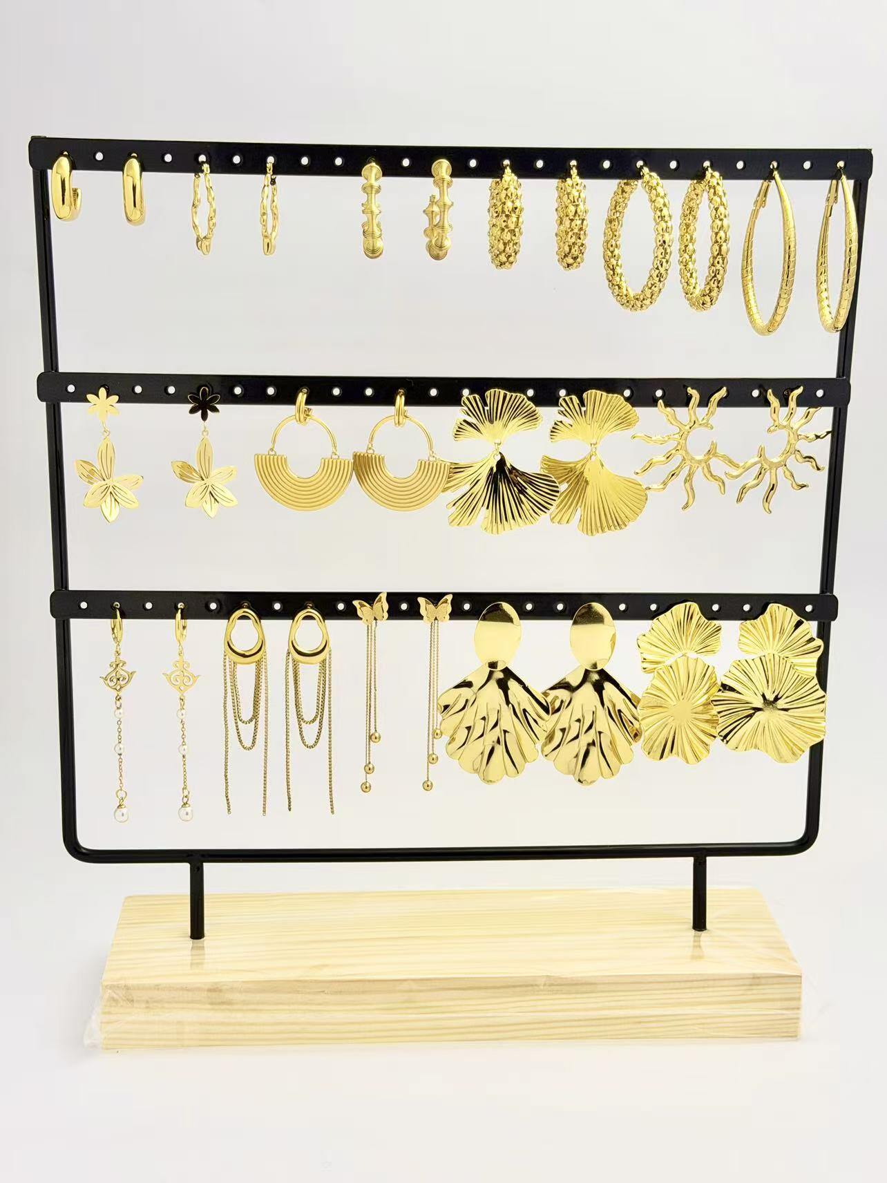 Grossista COSMOS - Set di 15 paia di orecchini dorati trendy chic in acciaio inossidabile