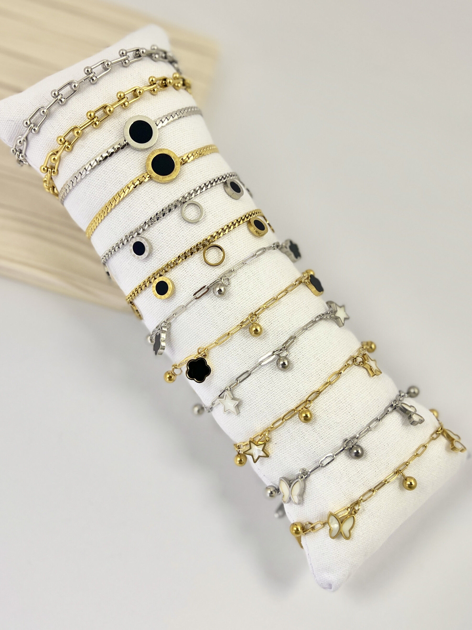 Grossiste COSMOS - Lot de 12 bracelets à breloques dorés et argentés en acier inoxydable – Présentoir coussin offert