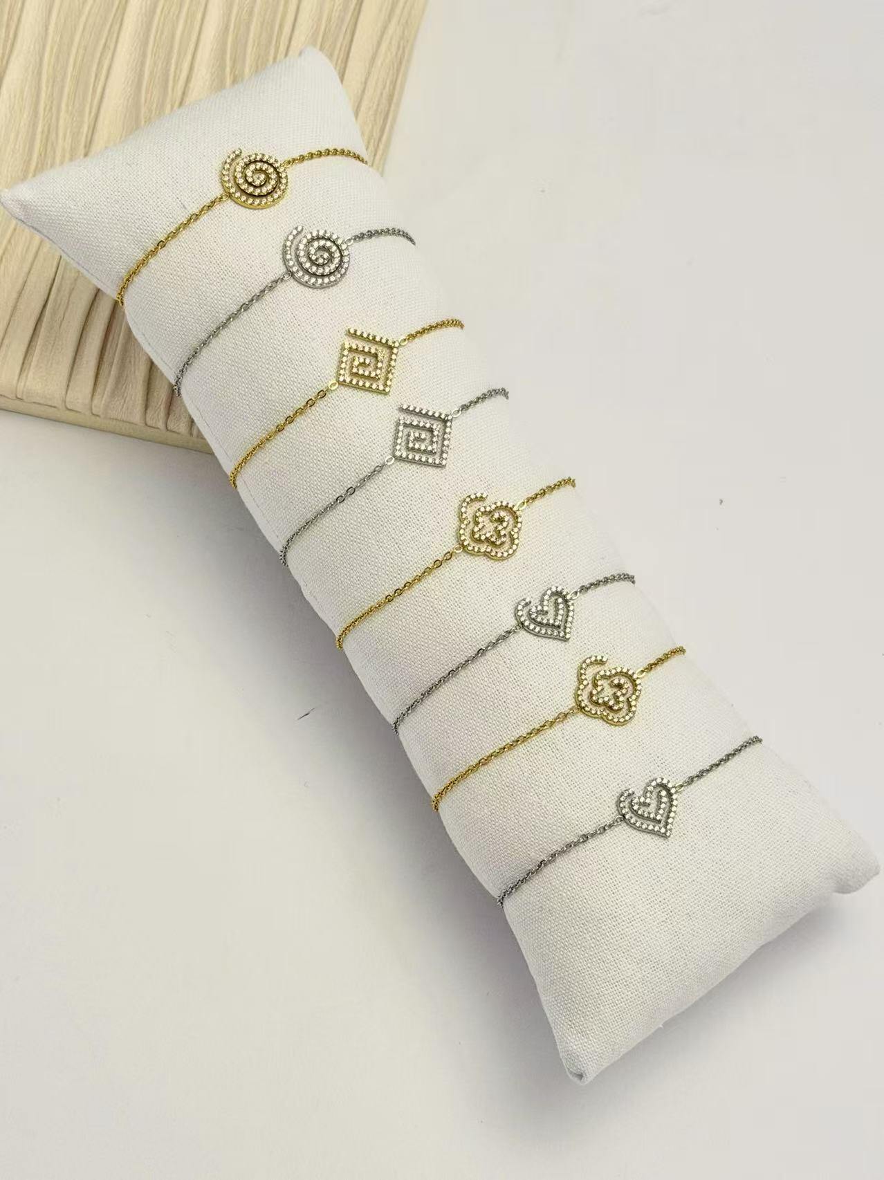 Grossista COSMOS - Set di 8 braccialetti sottili in acciaio inossidabile – cuscino espositivo incluso