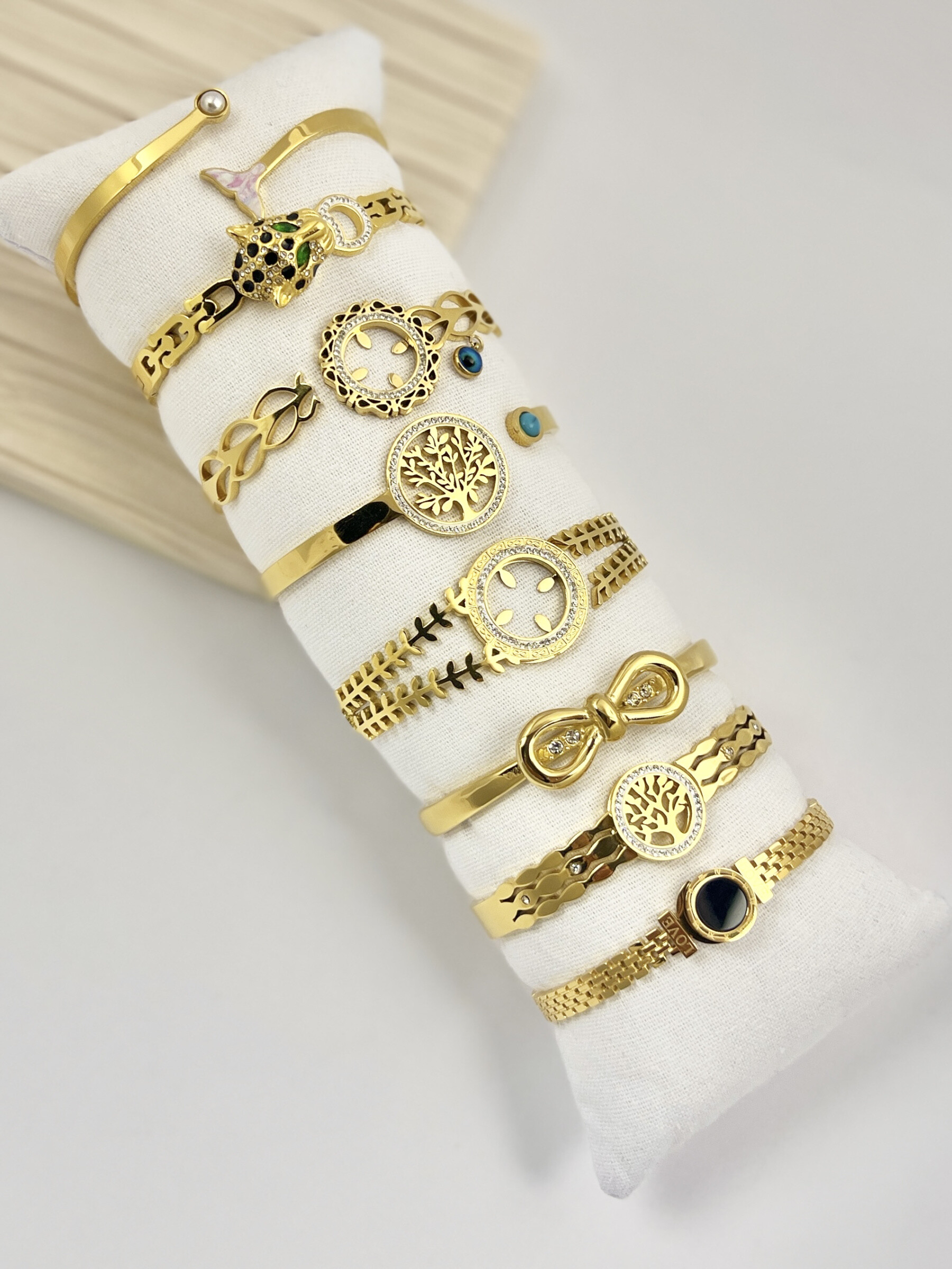 Grossiste COSMOS - Lot 8 bracelets jonc acier inoxydable tendance élégant présentoir coussin offert