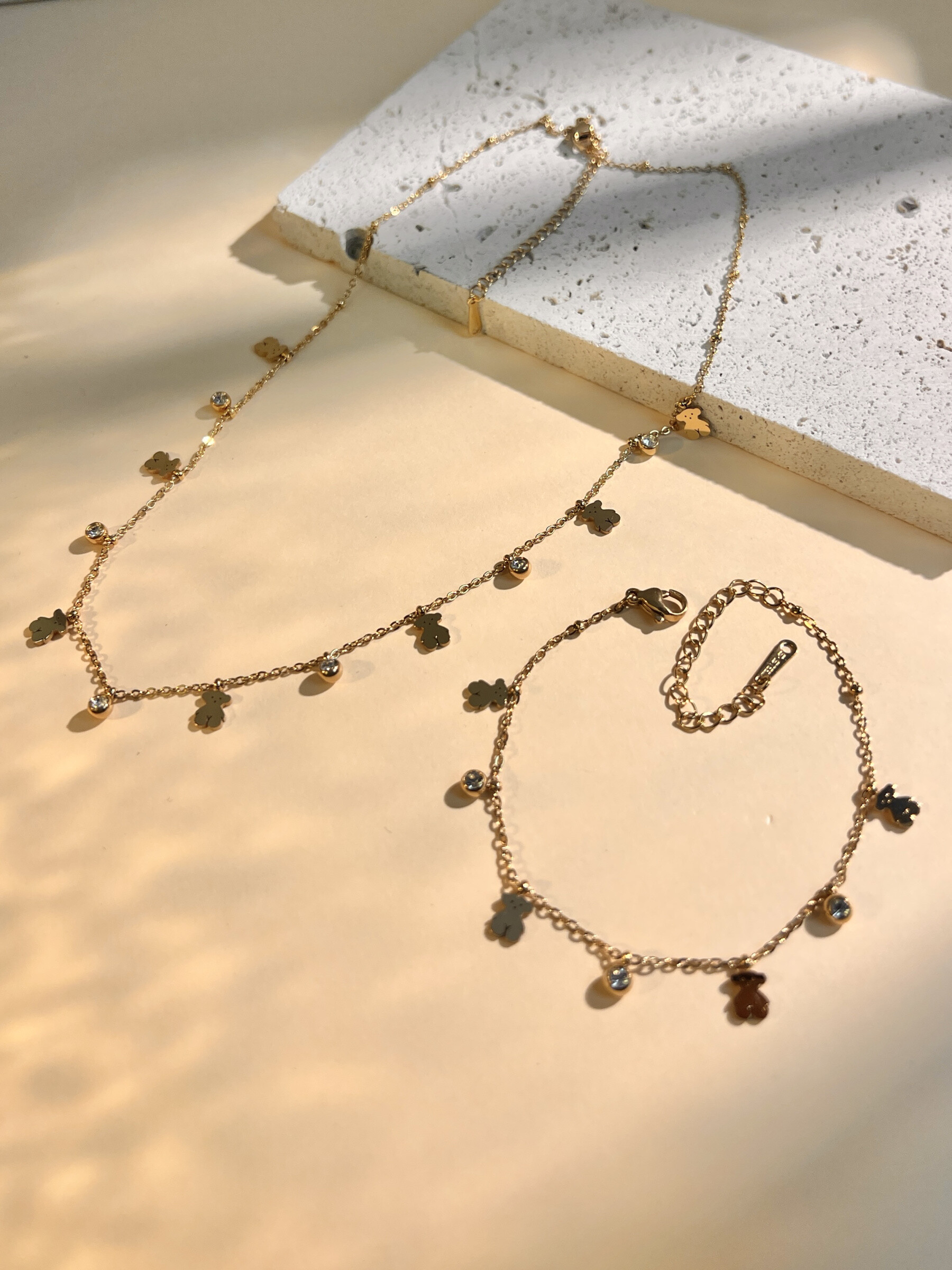 Grossiste COSMOS - Parure collier et bracelet breloque petit ourson