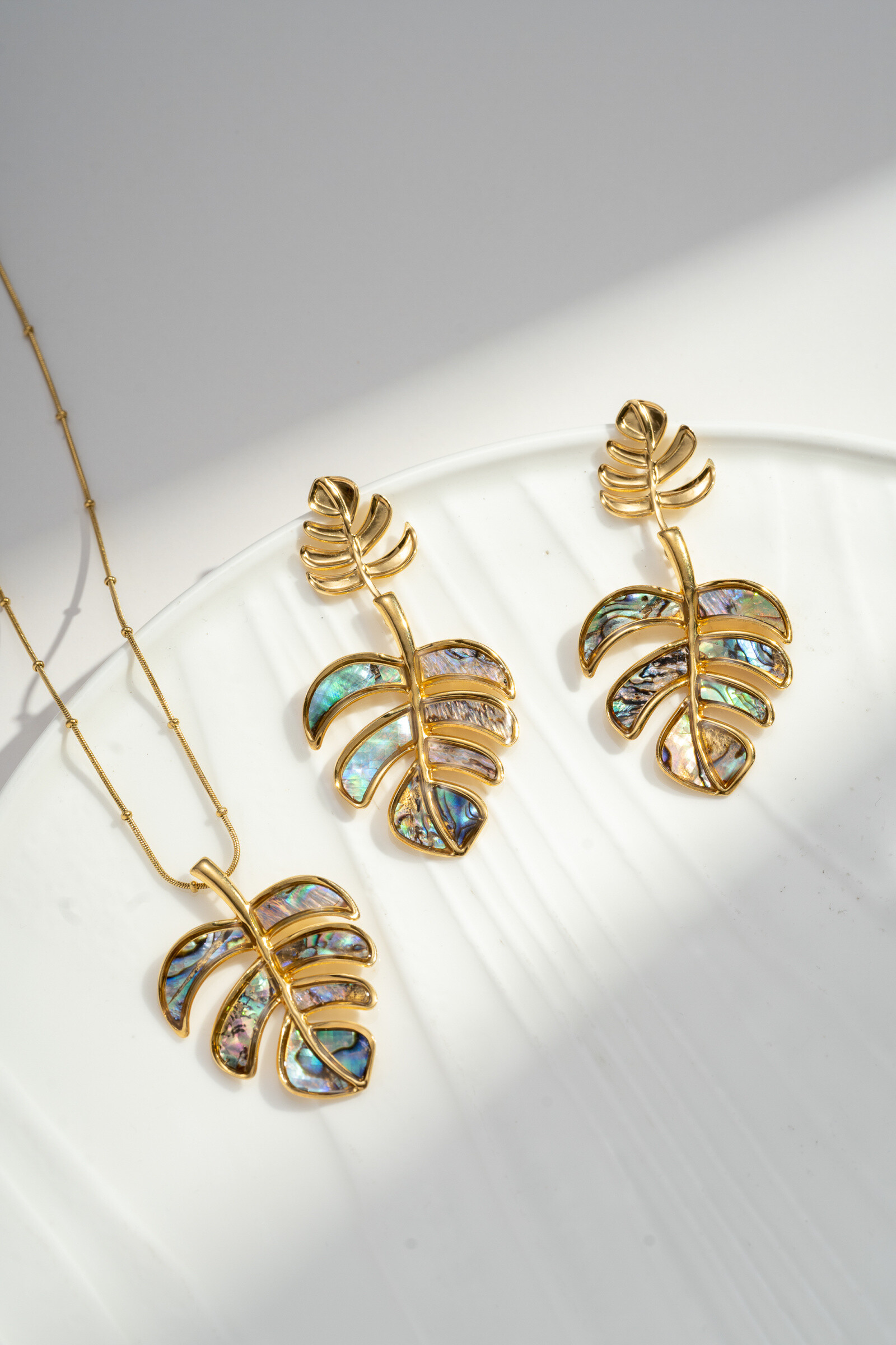 Grossiste COSMOS - Parure Monstera Nacrée – Collier & Boucles en Acier Doré et Nacre Irisée