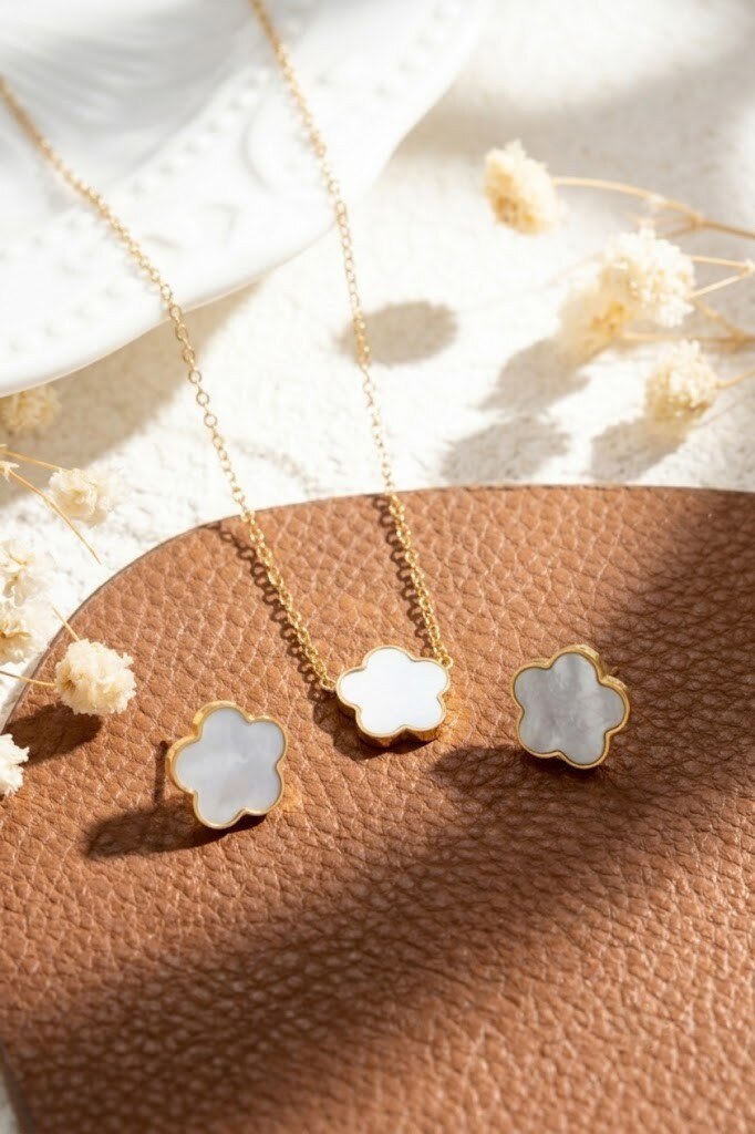 Grossiste COSMOS - Parure collier boucles trèfle nacre acier inoxydable doré, élégance chic tendance