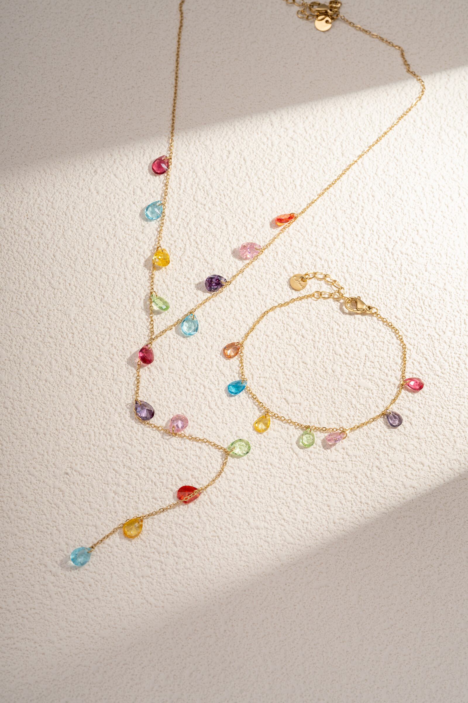 Grossista COSMOS - Set di collana a Y e bracciale con perle a goccia in cristallo multicolore