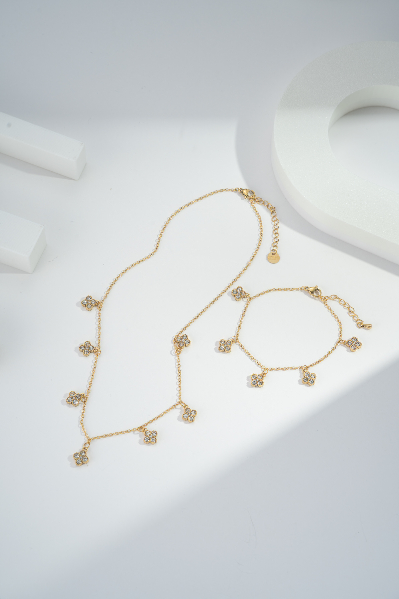 Wholesaler COSMOS - Refined clover set in gold stainless steel necklace bracelet with elegant crystals