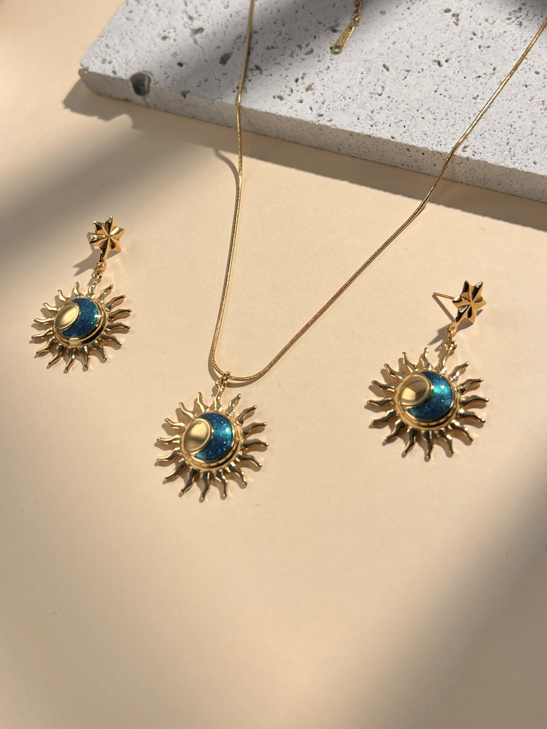 Grossiste COSMOS - Parure collier et boucles d’oreilles  soleil emaillé
