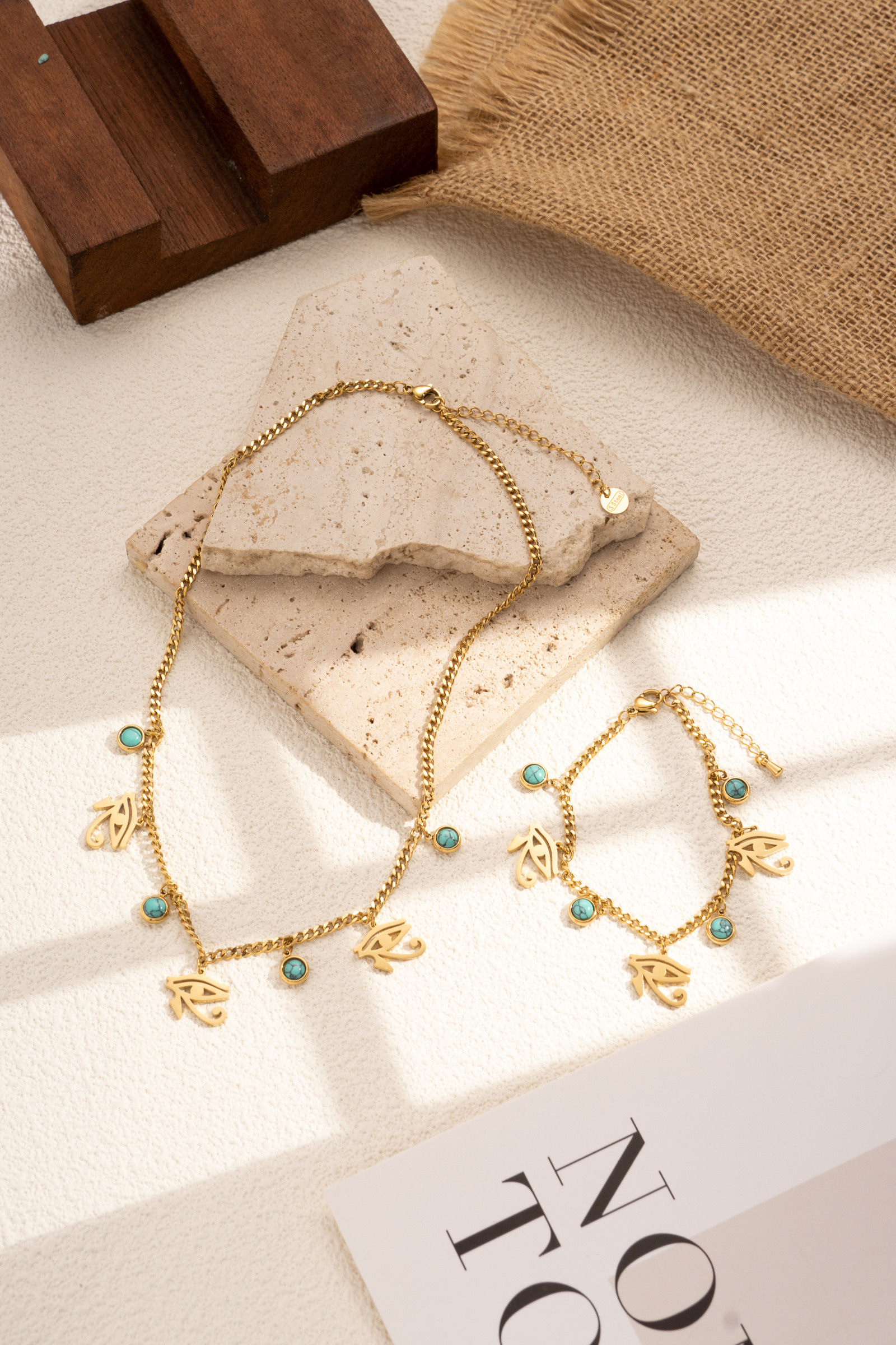 Mayorista COSMOS - Juego de collar y pulsera turquesa con ojo estilizado, acero inoxidable dorado, charms modernos