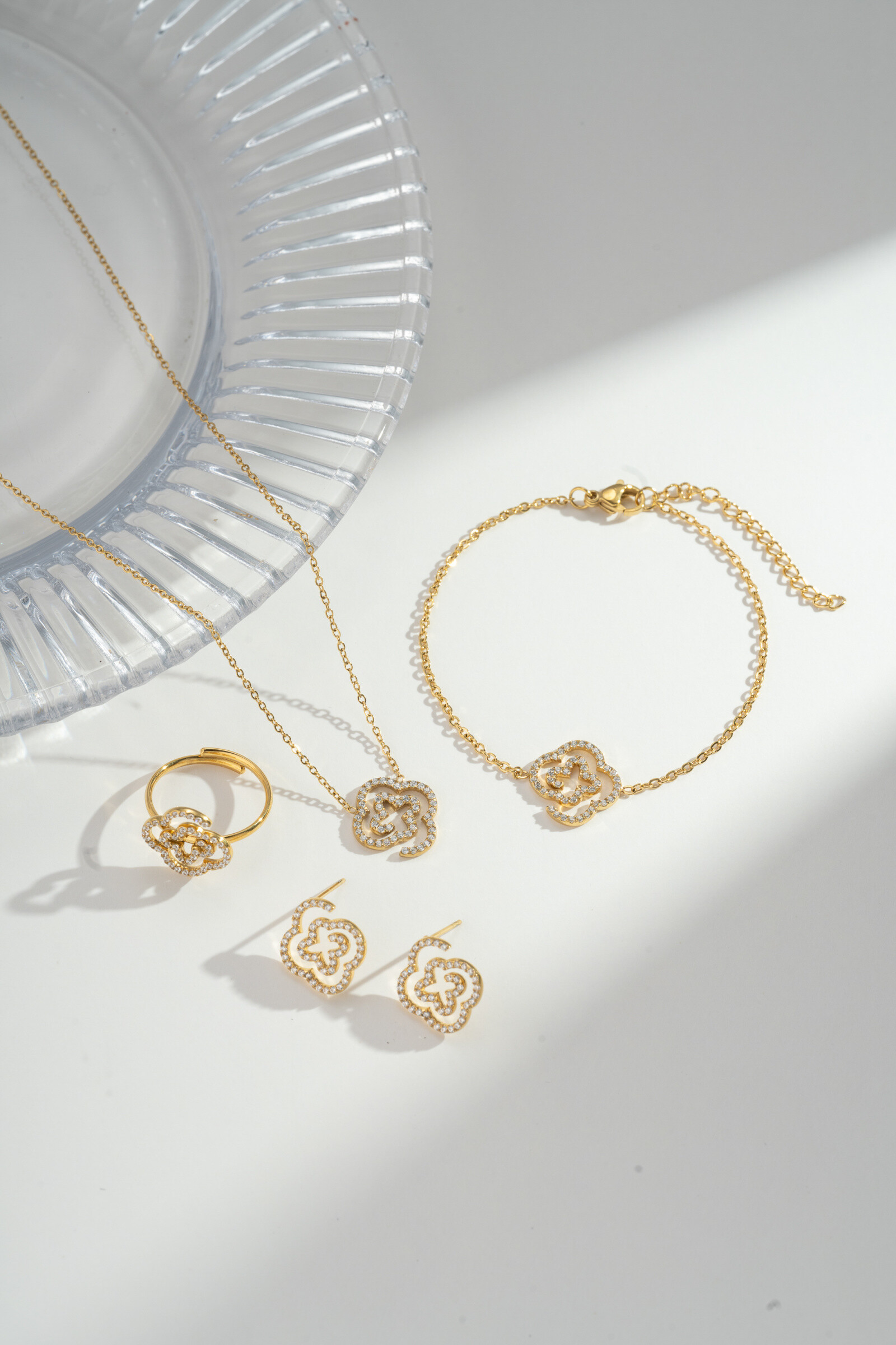 Wholesaler COSMOS - Golden clover 4-piece set - necklace, ring, bracelet, stainless steel earrings