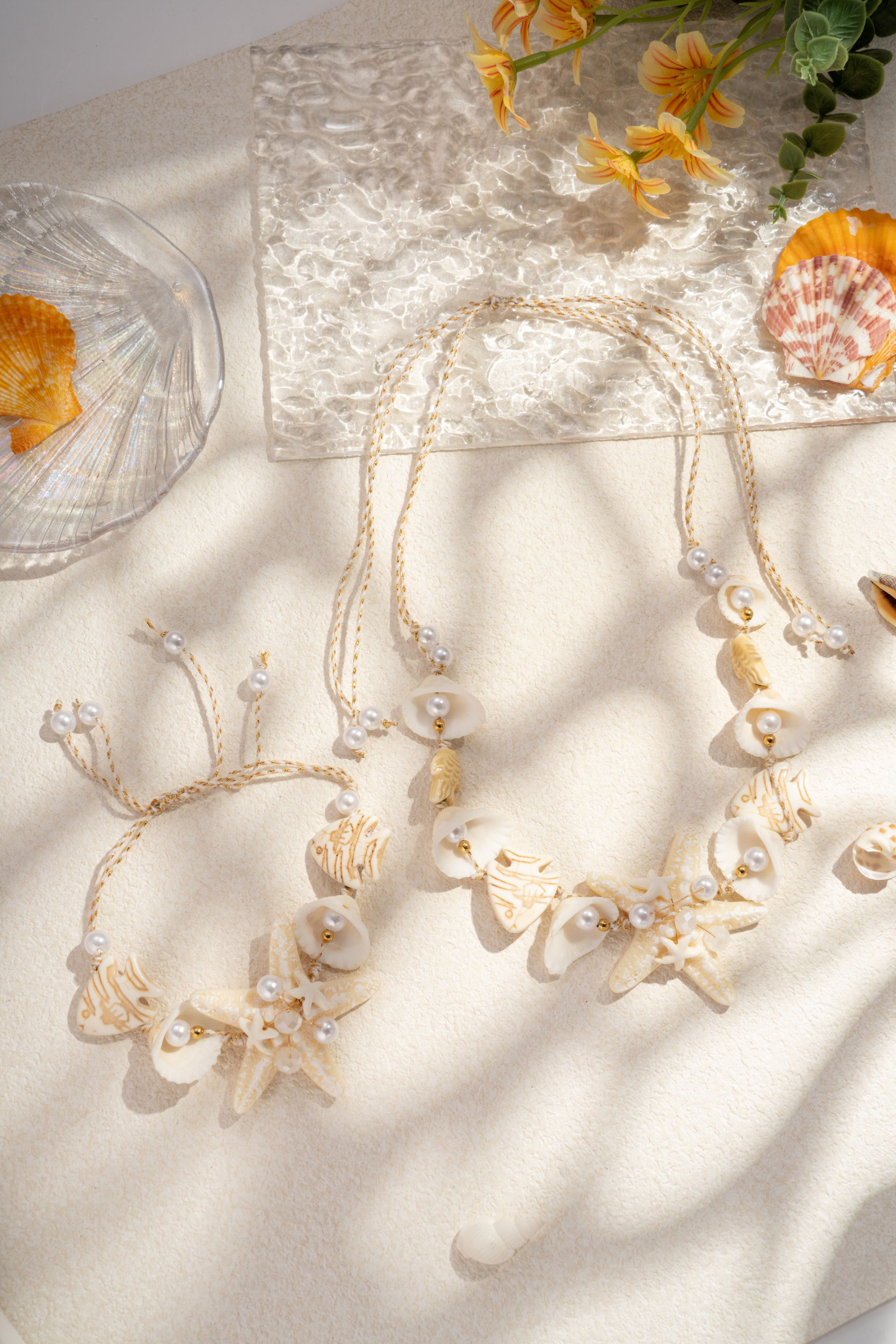 Mayorista COSMOS - ? Nombre del producto (12 palabras) Conjunto de collar y pulsera de conchas con cordón trenzado deslizante para un look bohemio de playa de verano