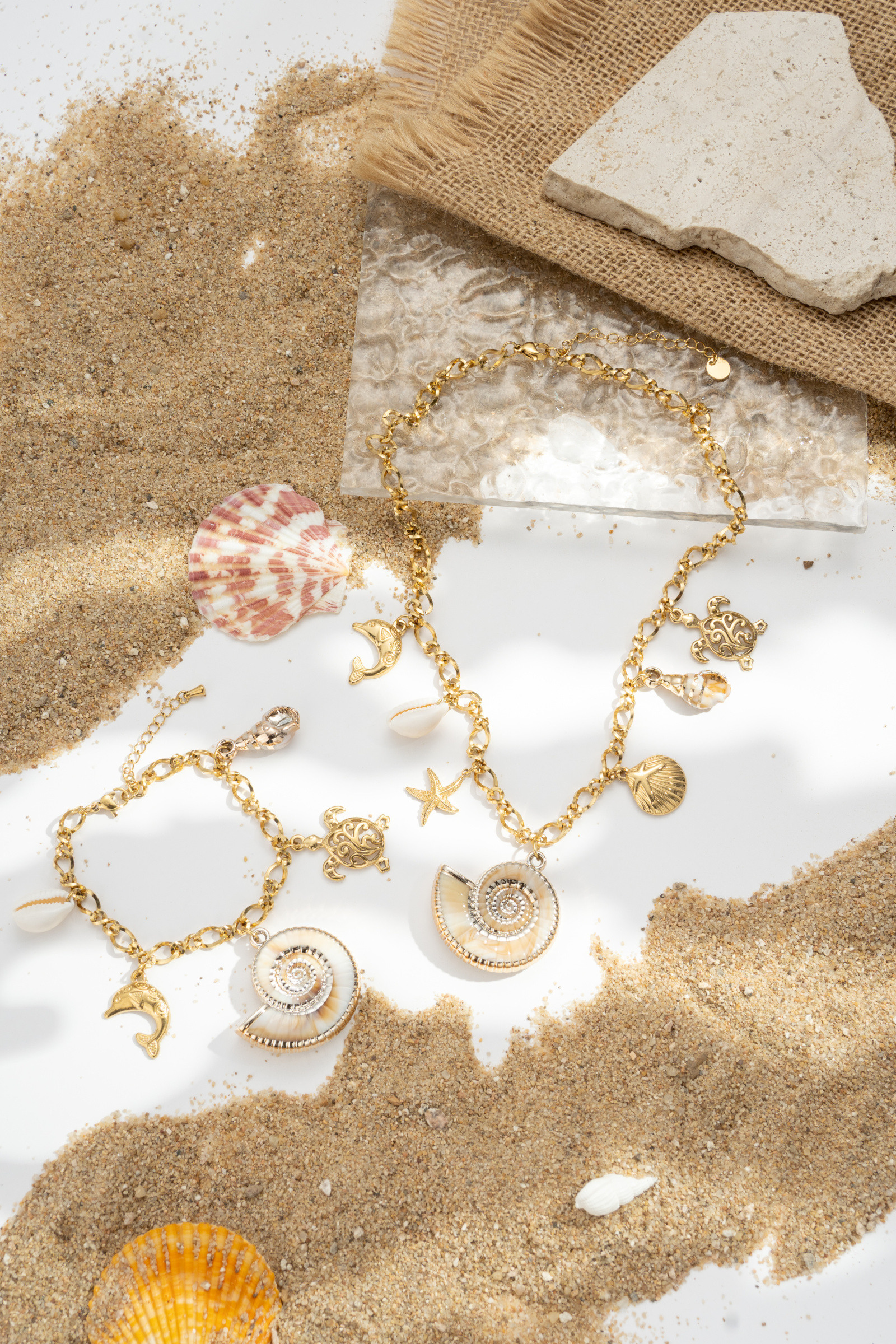 Großhändler COSMOS - Schmuckset aus Halskette und Armband mit Ozean-Charms, Stern, Schildkröte und Muscheln aus Edelstahl